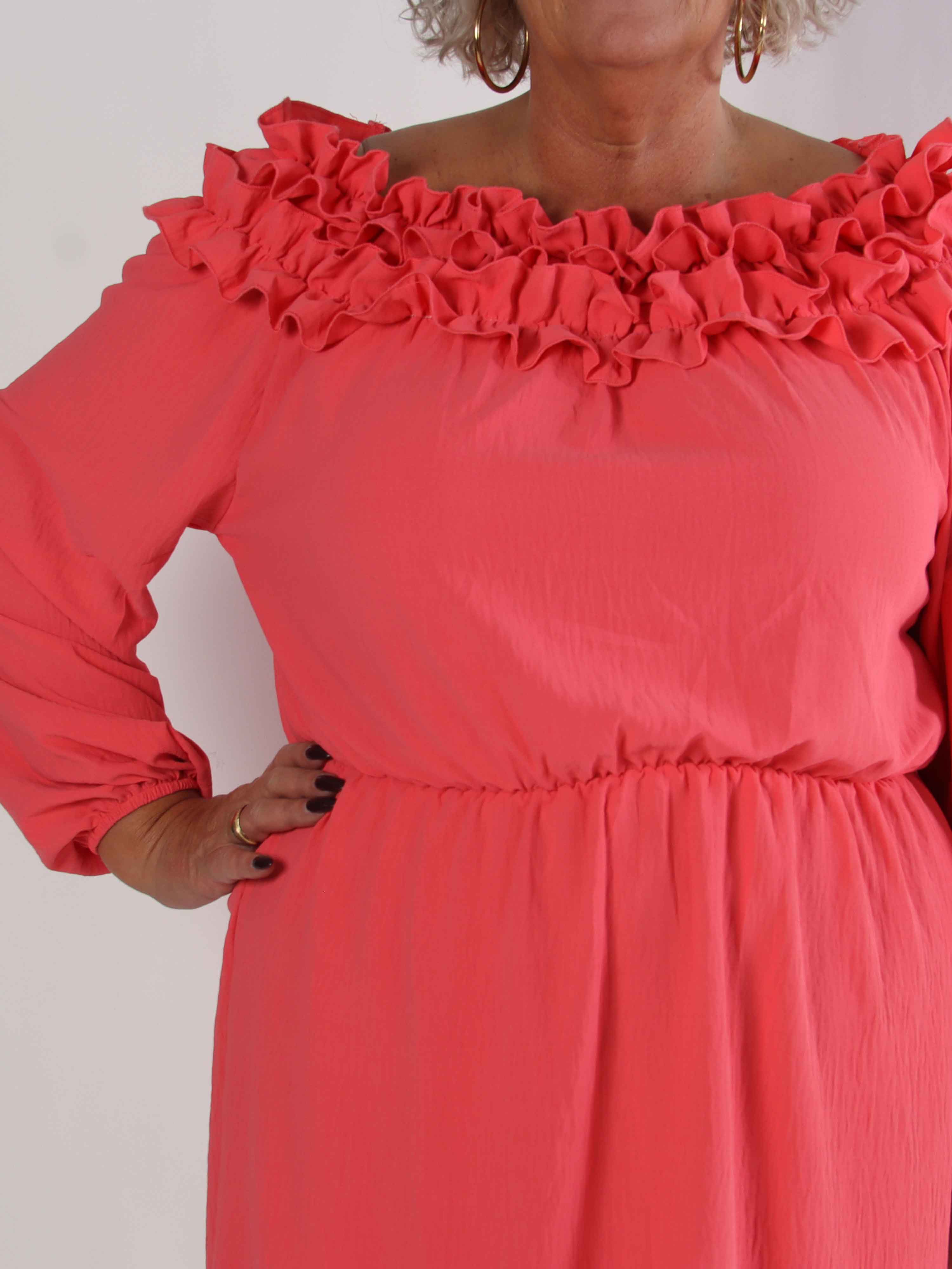 Chili Fitted Dress - Plus size klänning med volangkant och resår i midjan