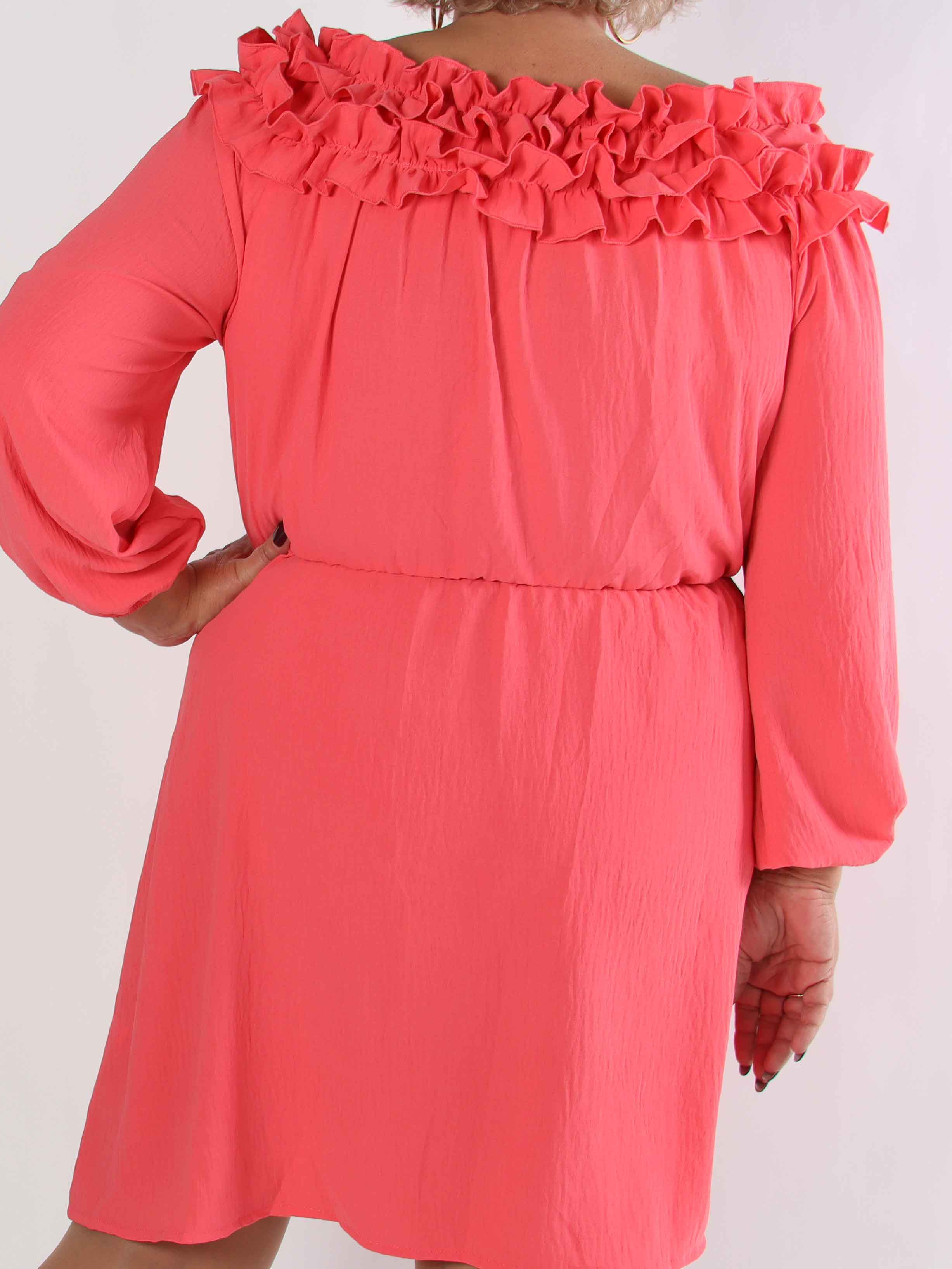 Chili Fitted Dress - Plus size klänning med volangkant och resår i midjan