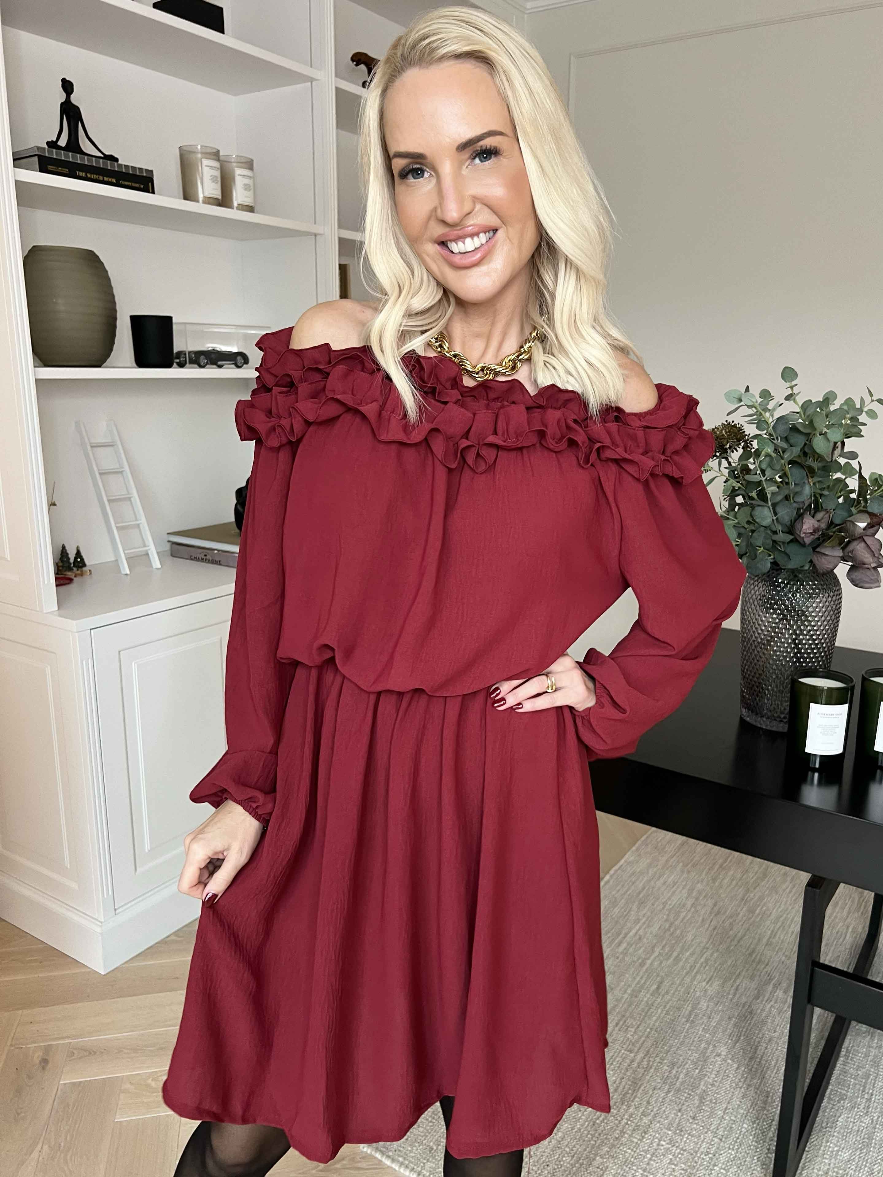 Chili Fitted Dress - Söt klänning med volangkant och resår i midjan