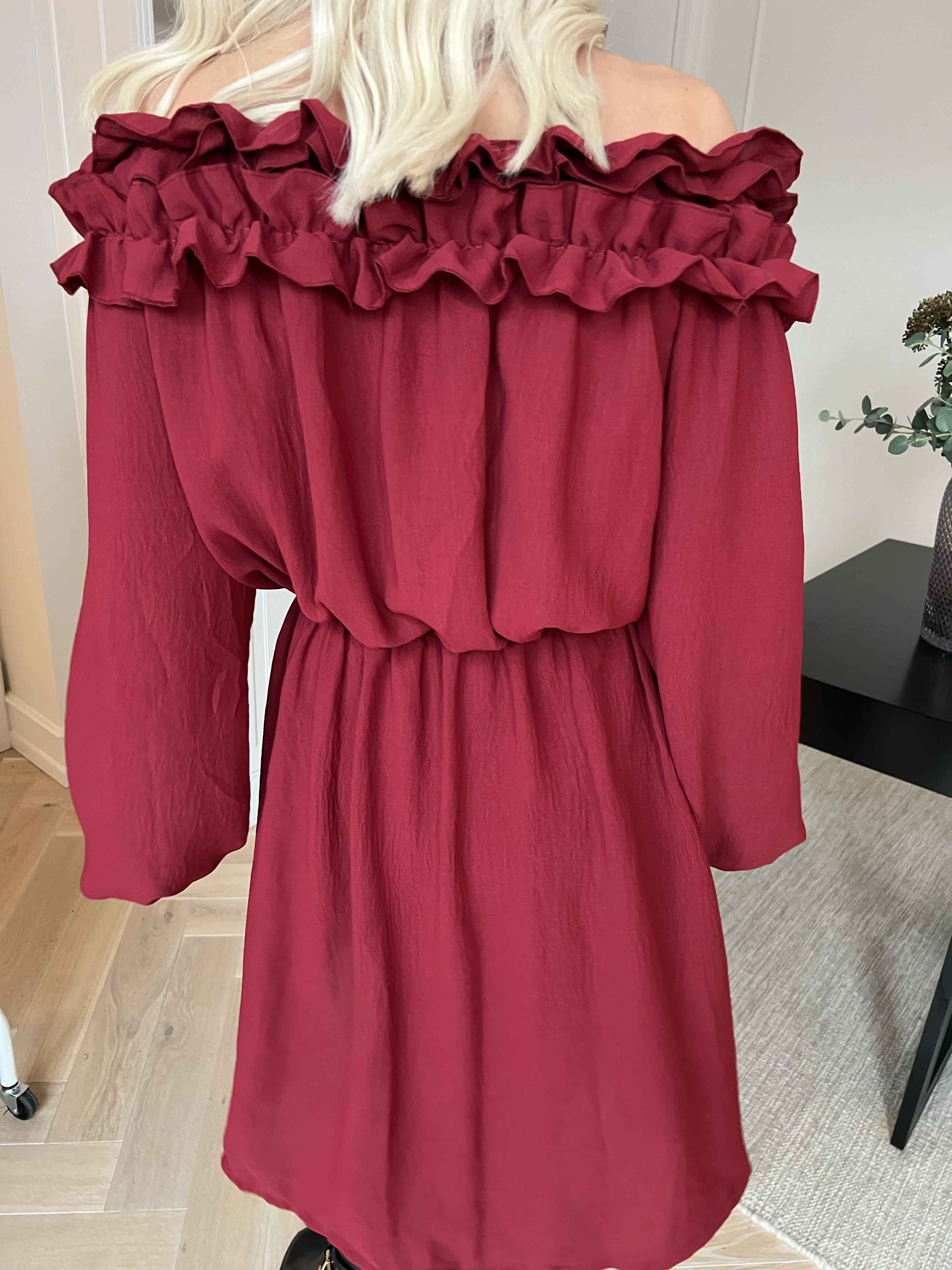 Chili Fitted Dress - Söt klänning med volangkant och resår i midjan