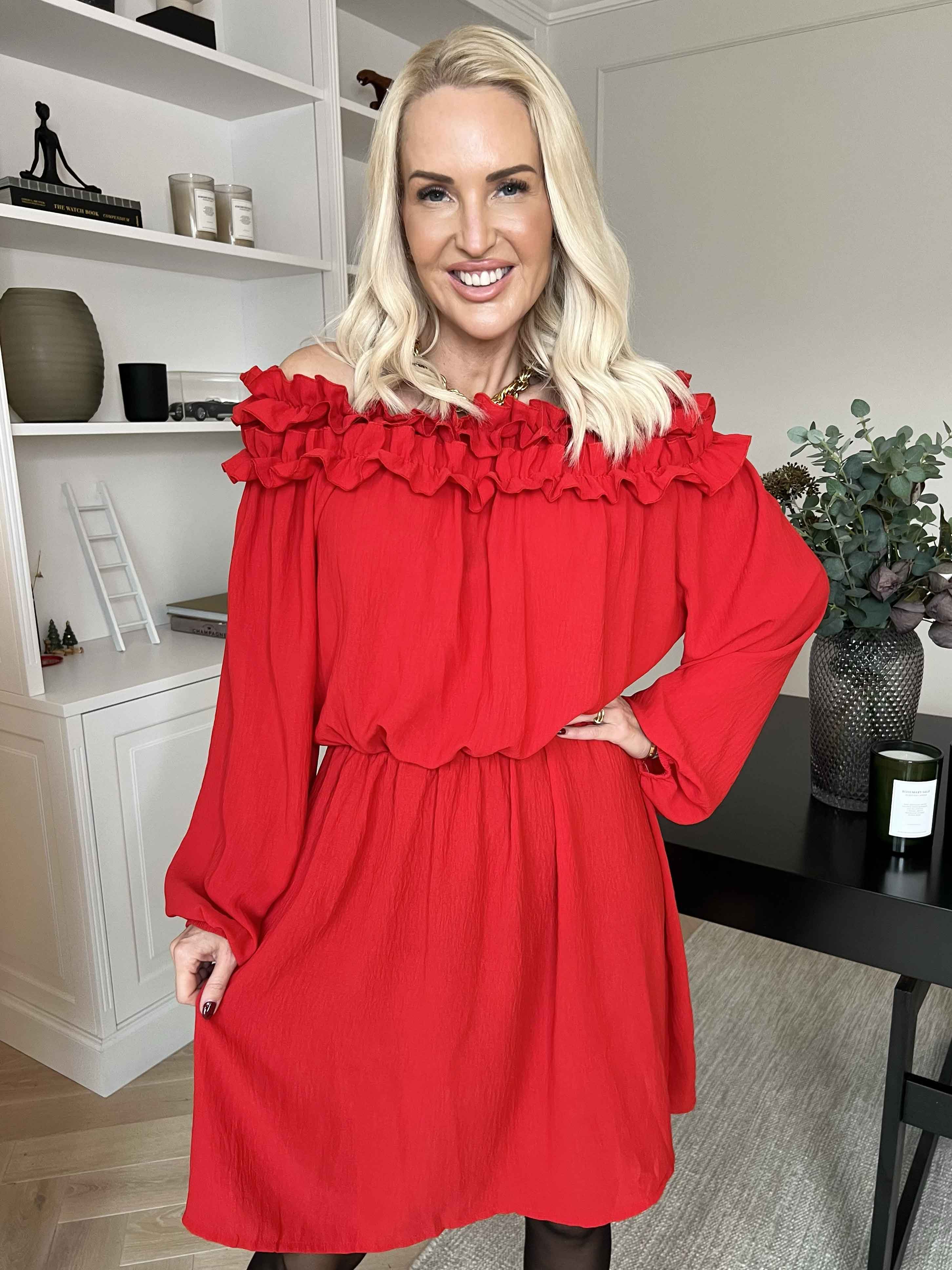 Chili Fitted Dress - Söt klänning med volangkant och resår i midjan