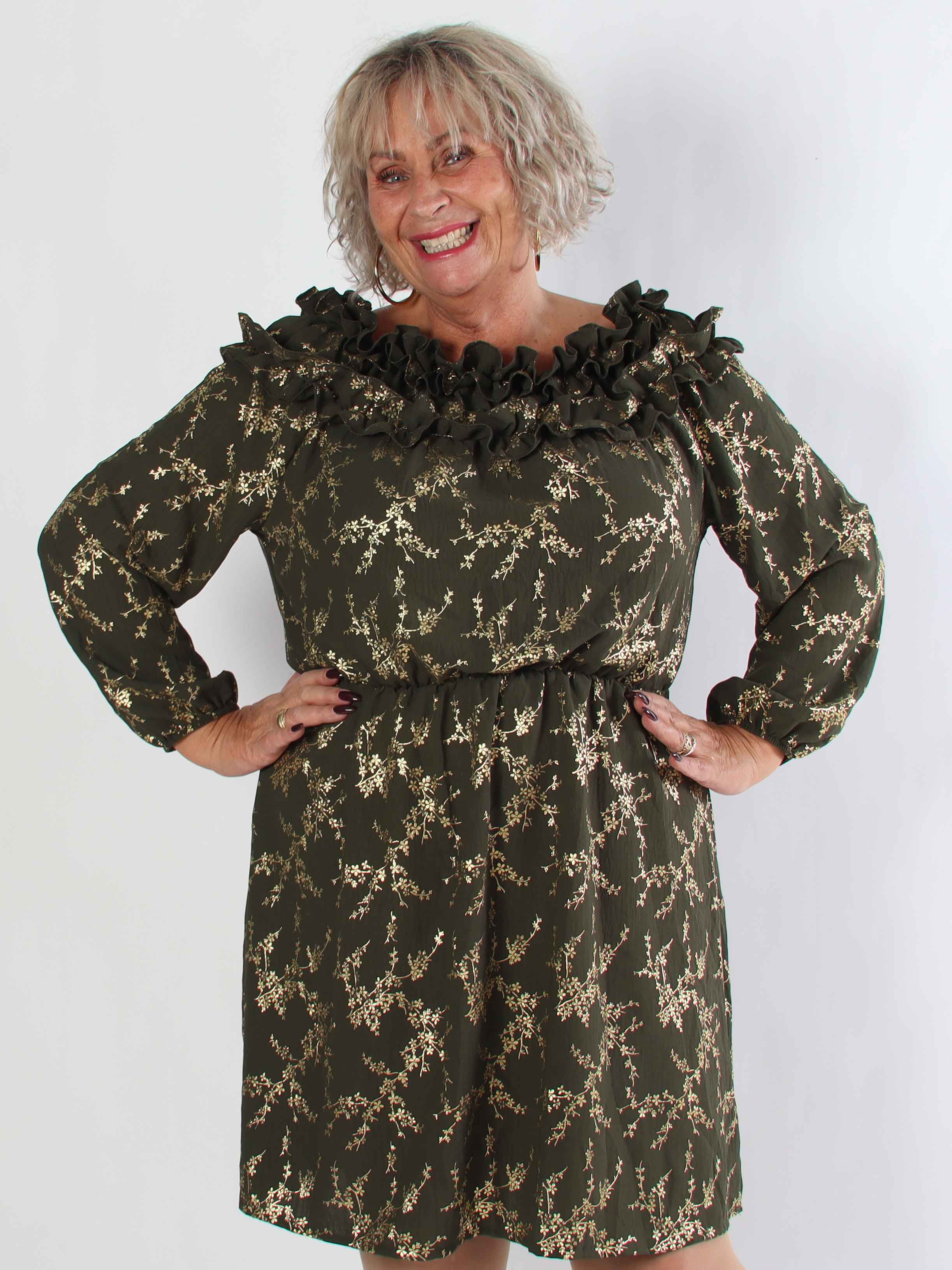 Chili Gold Fitted Dress - Plus size klänning i guldtryck med volangkant och resår i midjan