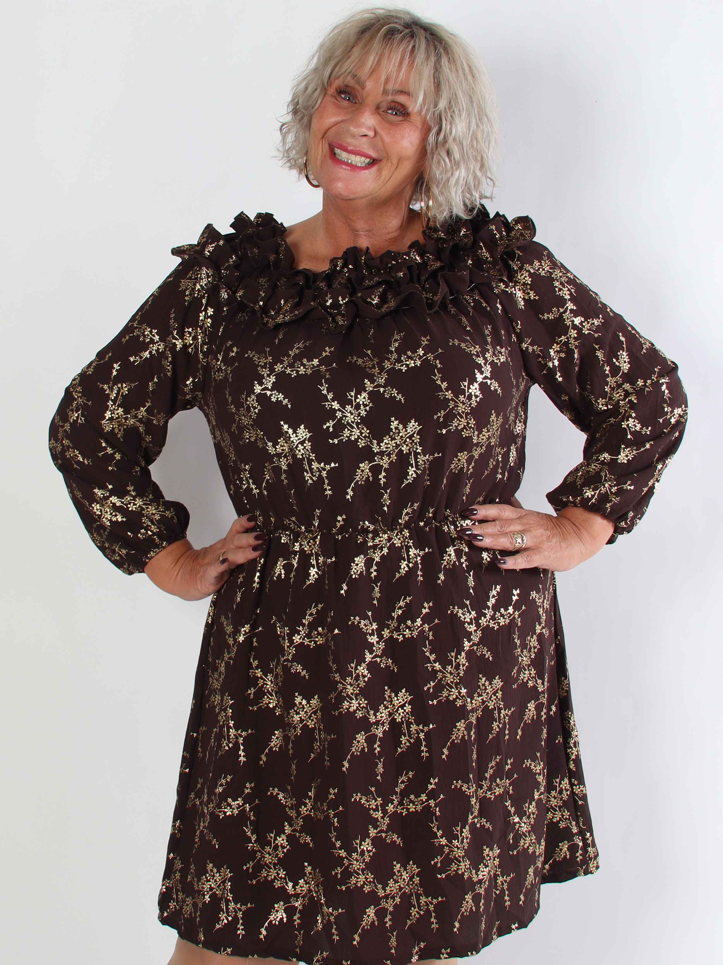 Chili Gold Fitted Dress - Plus size klänning i guldtryck med volangkant och resår i midjan