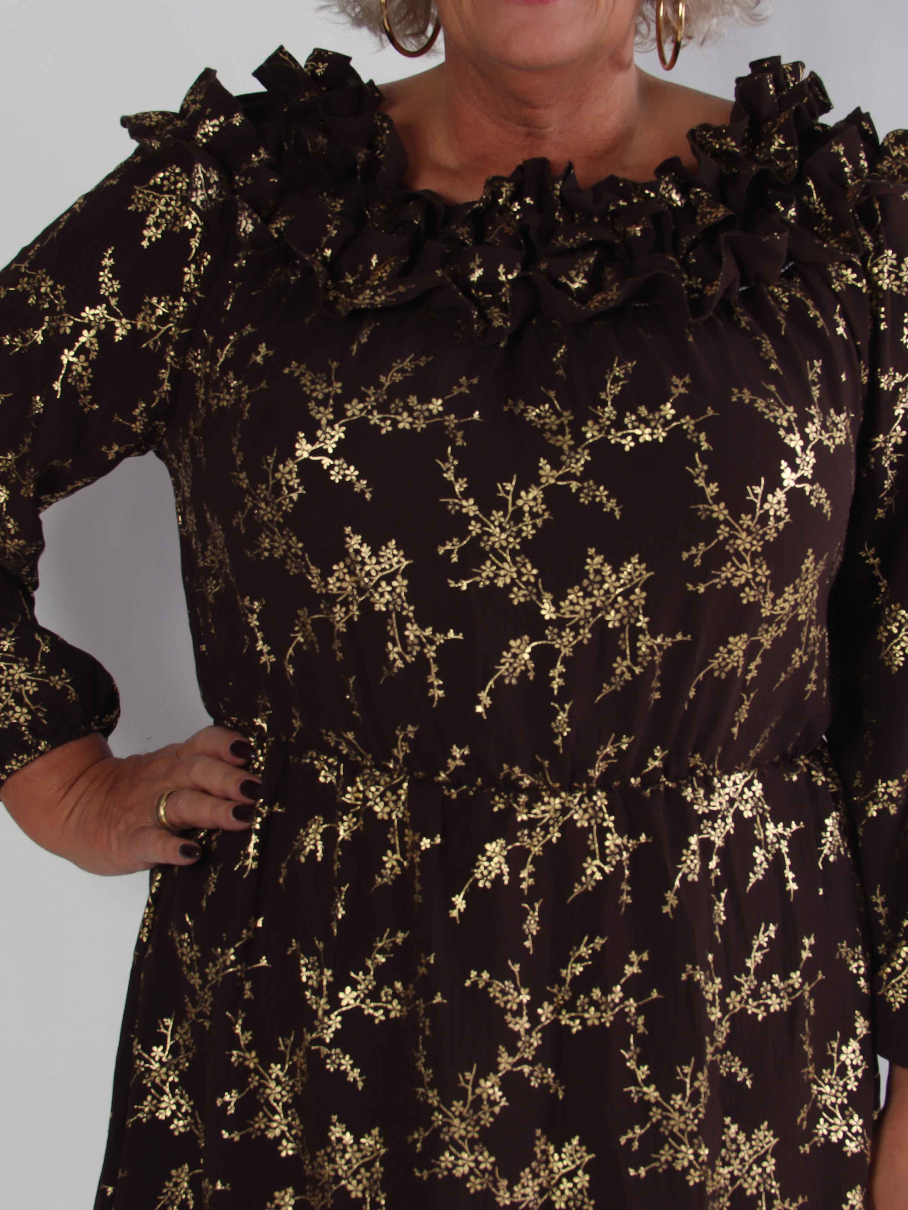 Chili Gold Fitted Dress - Plus size klänning i guldtryck med volangkant och resår i midjan