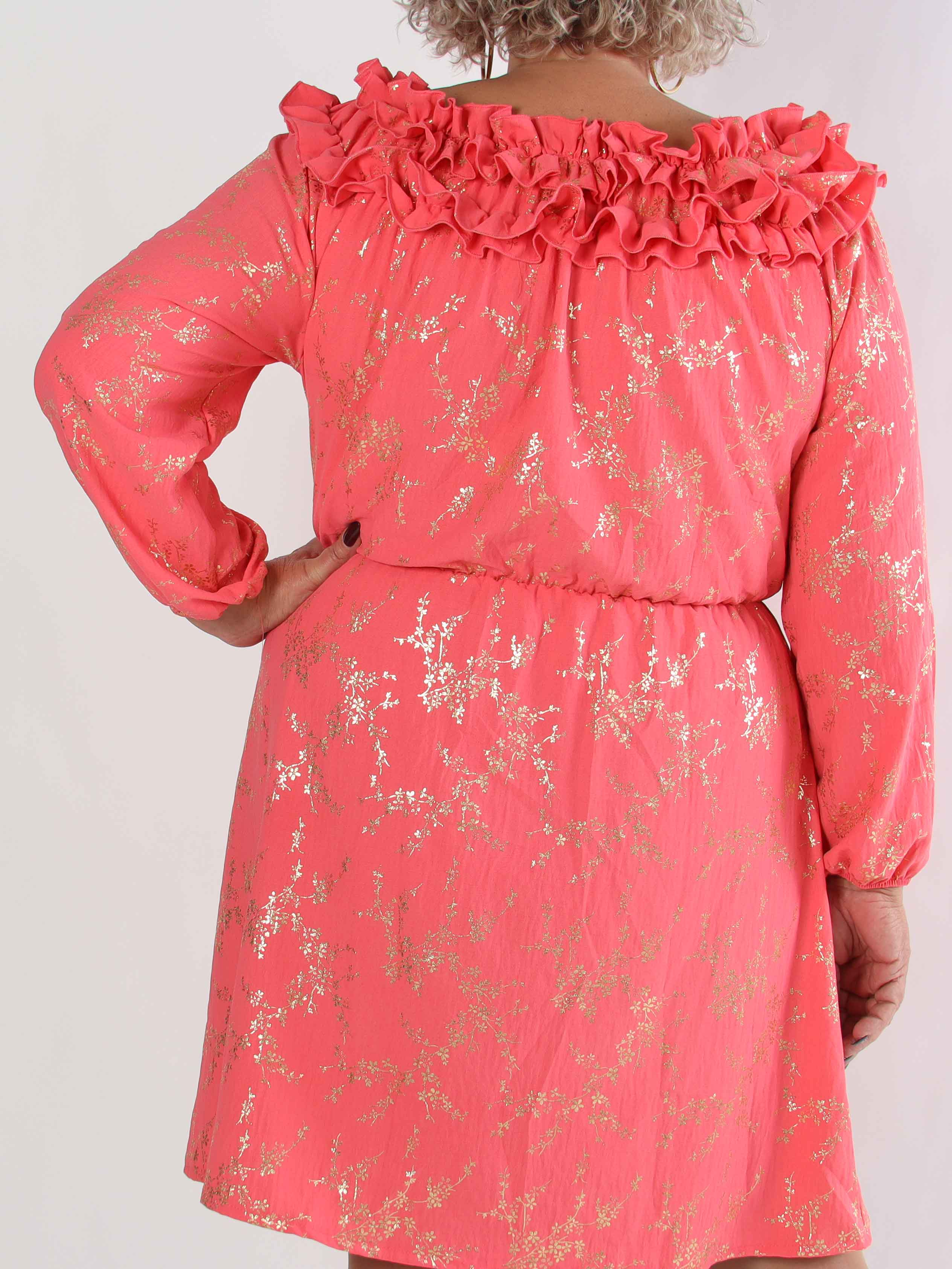 Chili Gold Fitted Dress - Plus size klänning i guldtryck med volangkant och resår i midjan