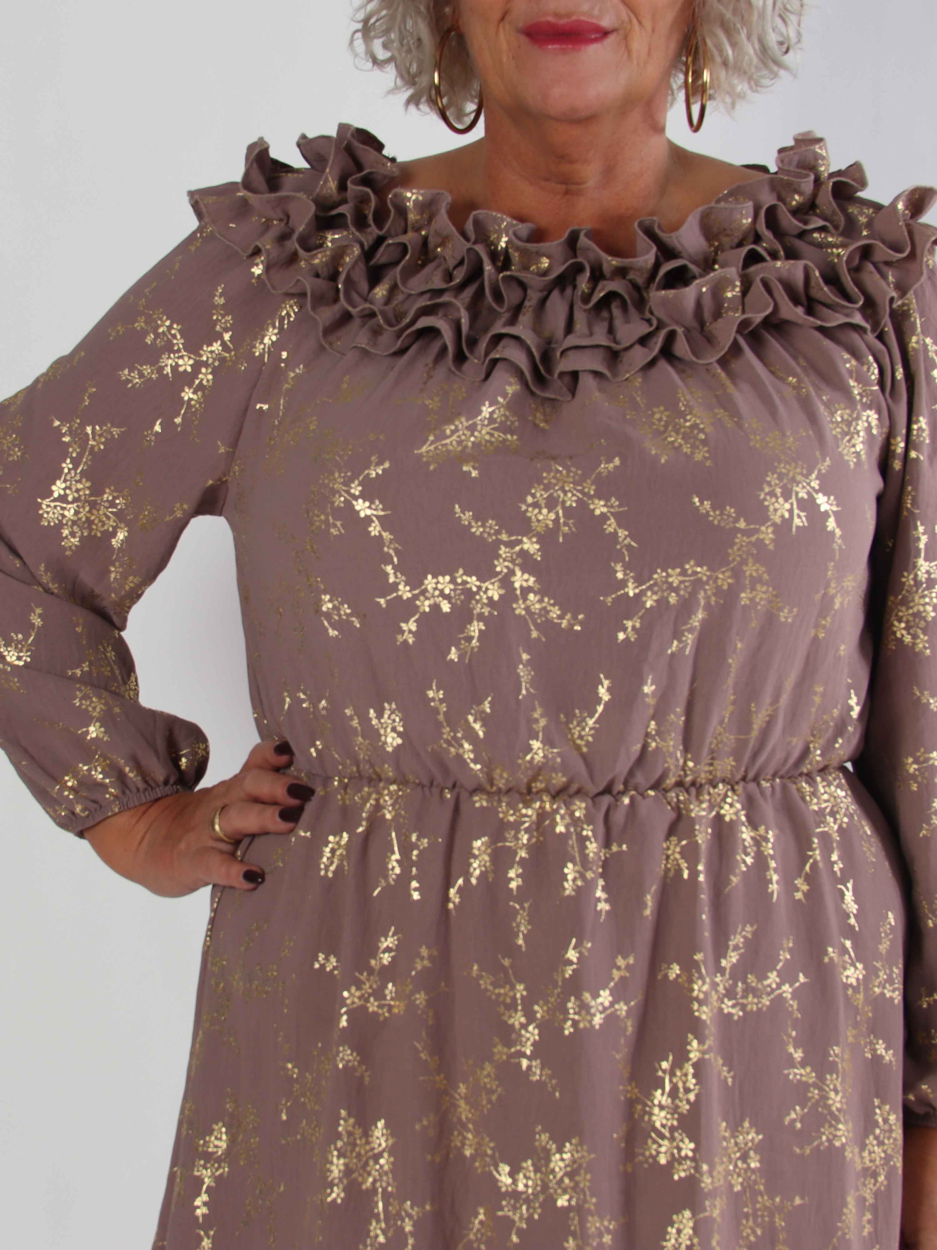 Chili Gold Fitted Dress - Plus size klänning i guldtryck med volangkant och resår i midjan