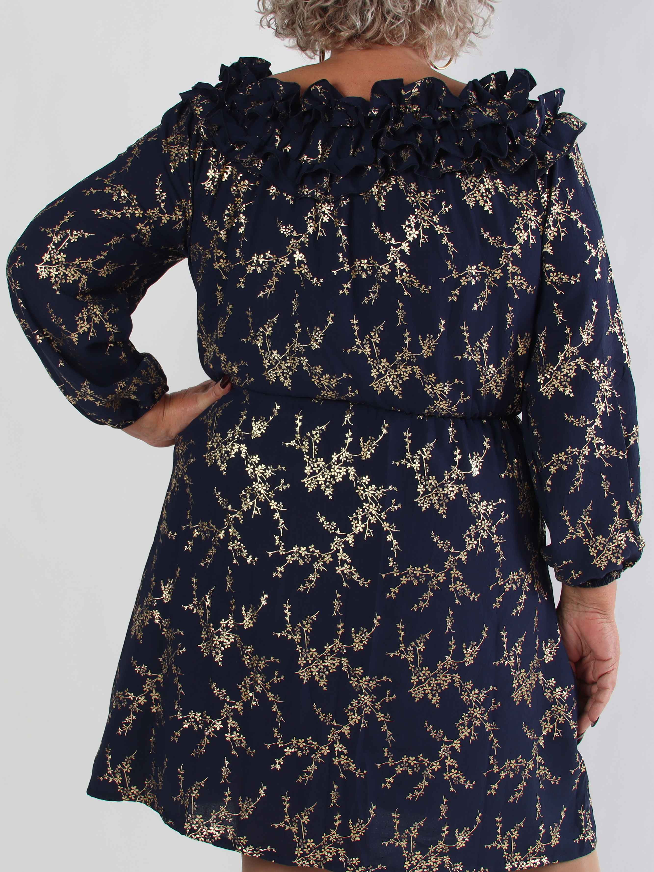 Chili Gold Fitted Dress - Plus size klänning i guldtryck med volangkant och resår i midjan