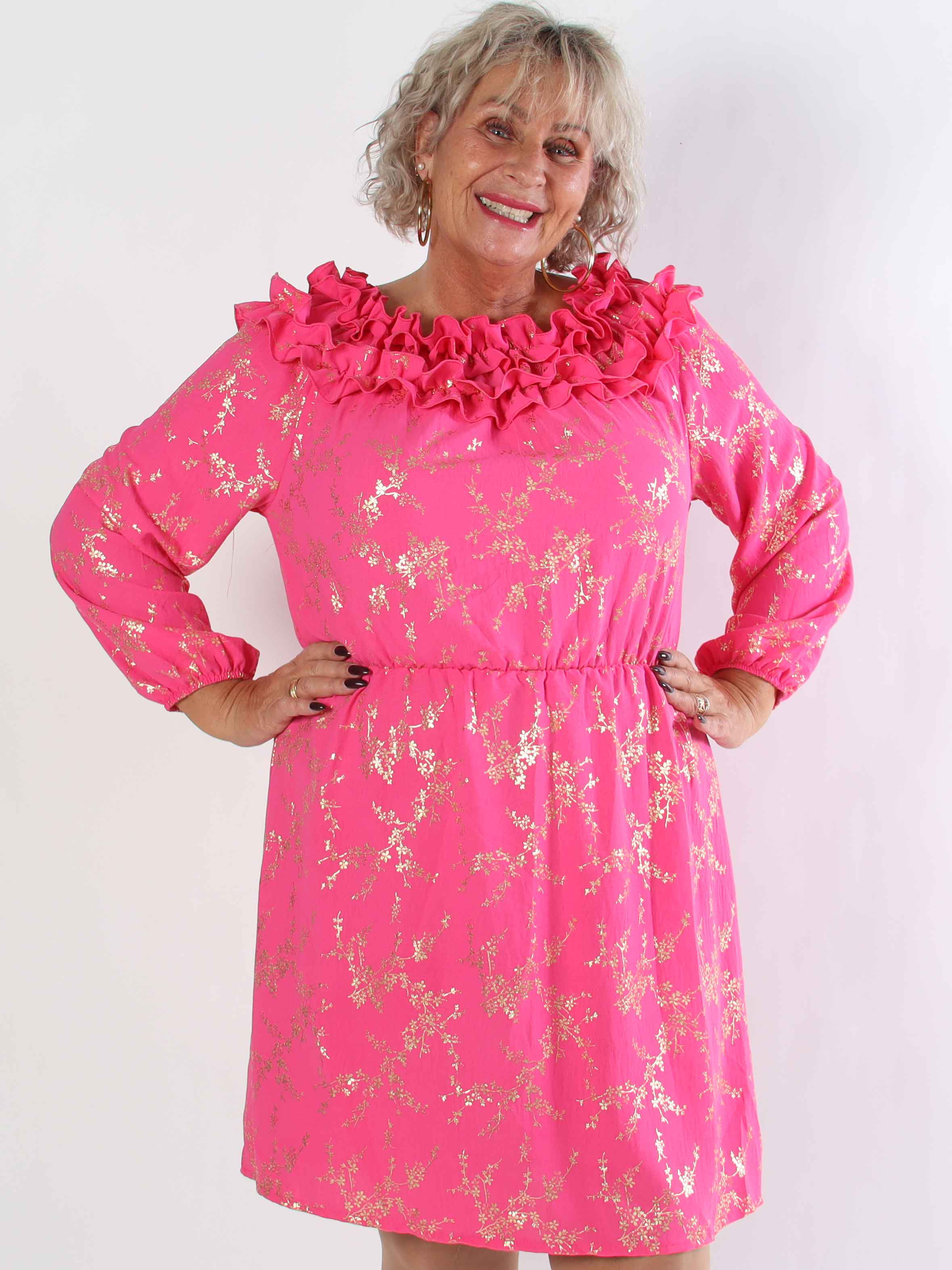 Chili Gold Fitted Dress - Plus size klänning i guldtryck med volangkant och resår i midjan