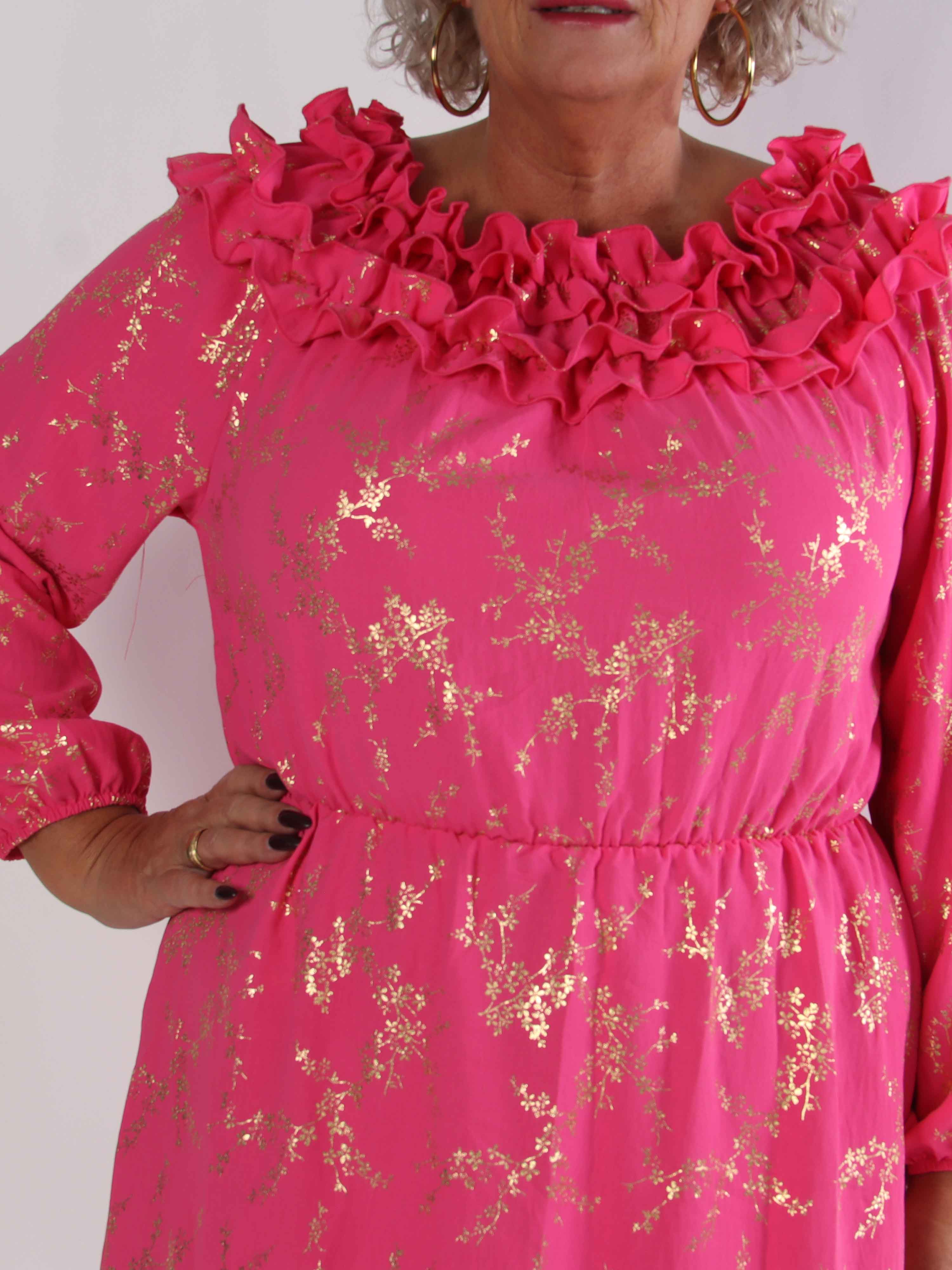 Chili Gold Fitted Dress - Plus size klänning i guldtryck med volangkant och resår i midjan