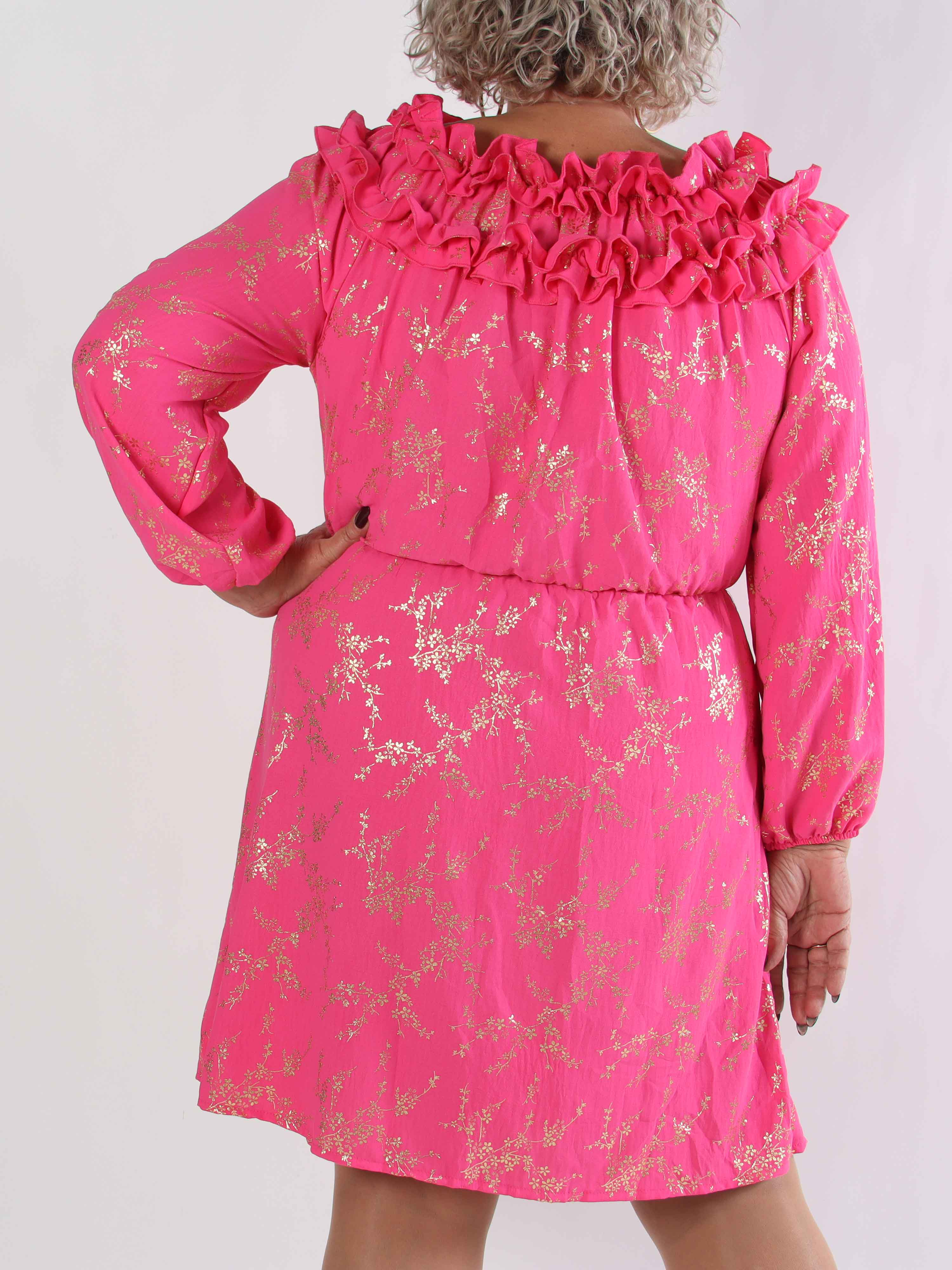 Chili Gold Fitted Dress - Plus size klänning i guldtryck med volangkant och resår i midjan