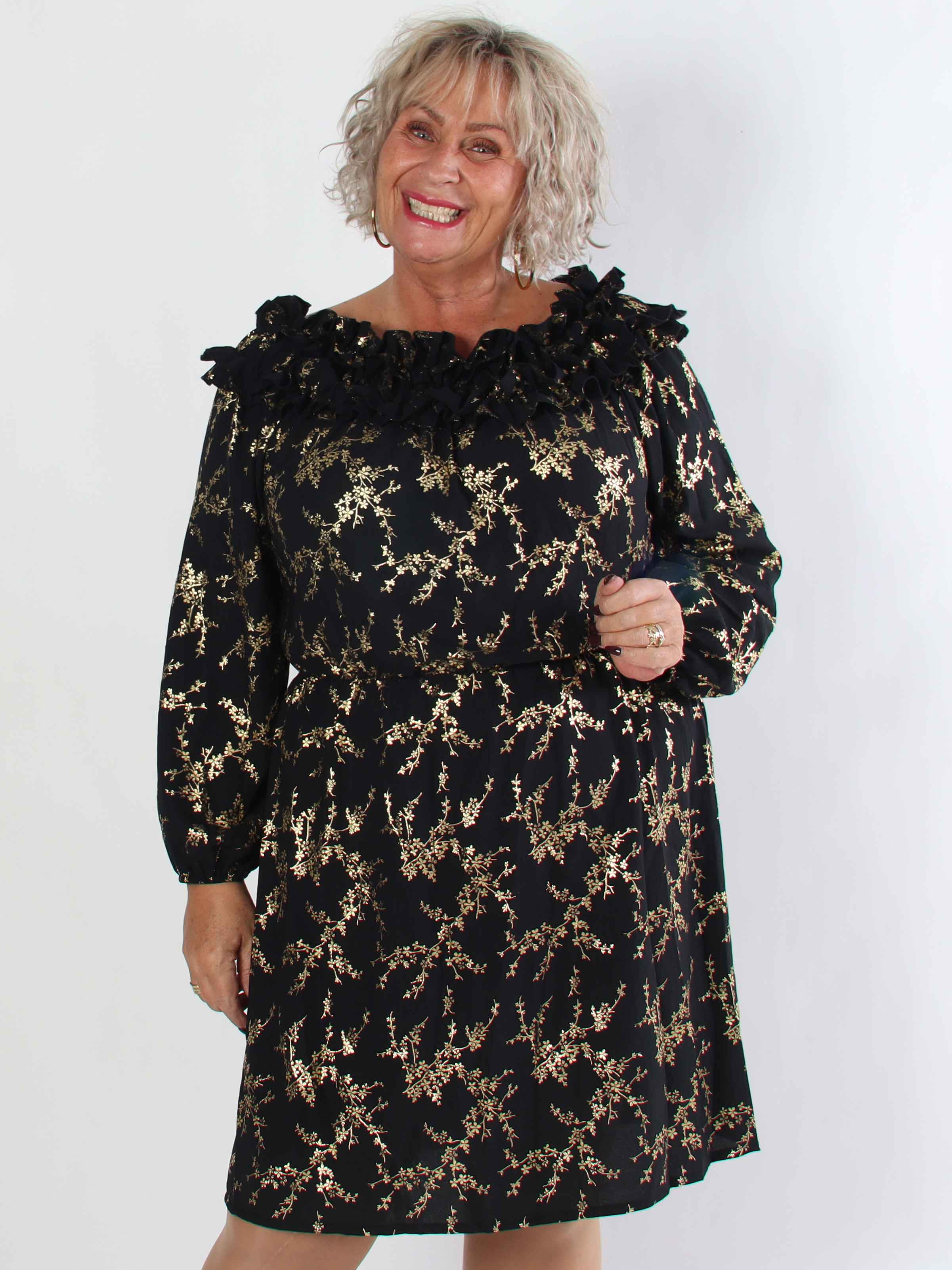 Chili Gold Fitted Dress - Plus size klänning i guldtryck med volangkant och resår i midjan