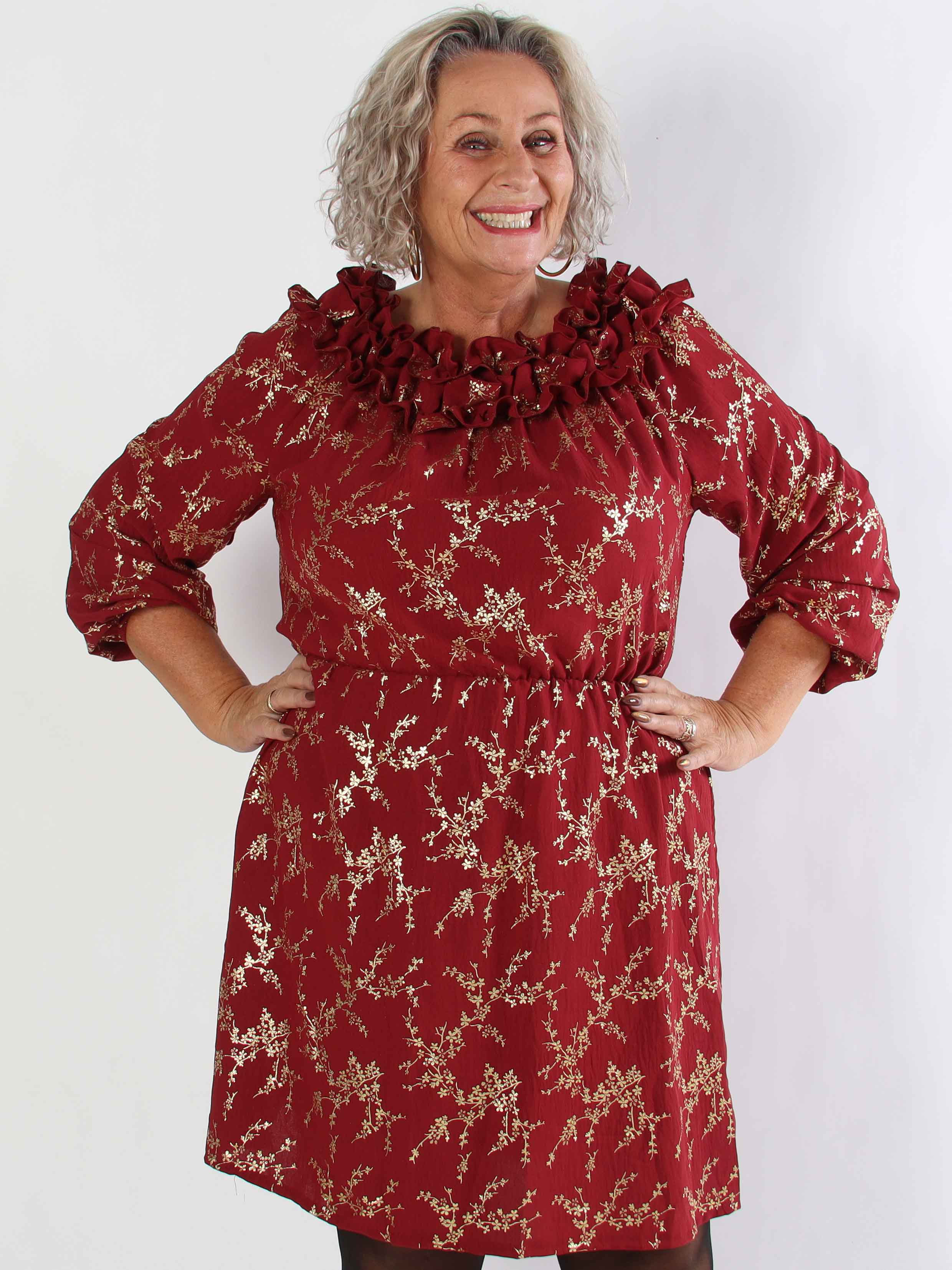 Chili Gold Fitted Dress - Plus size klänning i guldtryck med volangkant och resår i midjan