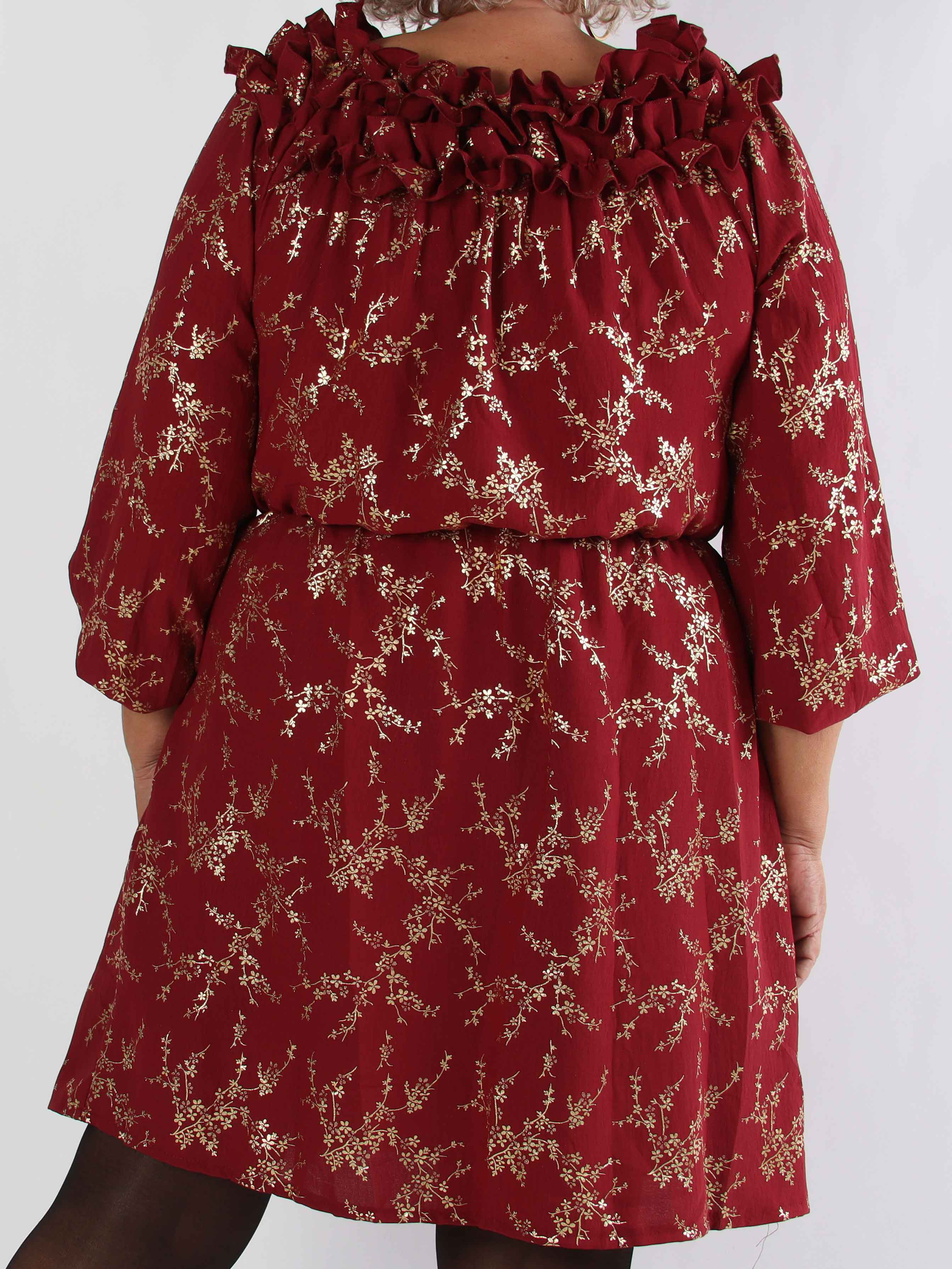 Chili Gold Fitted Dress - Plus size klänning i guldtryck med volangkant och resår i midjan