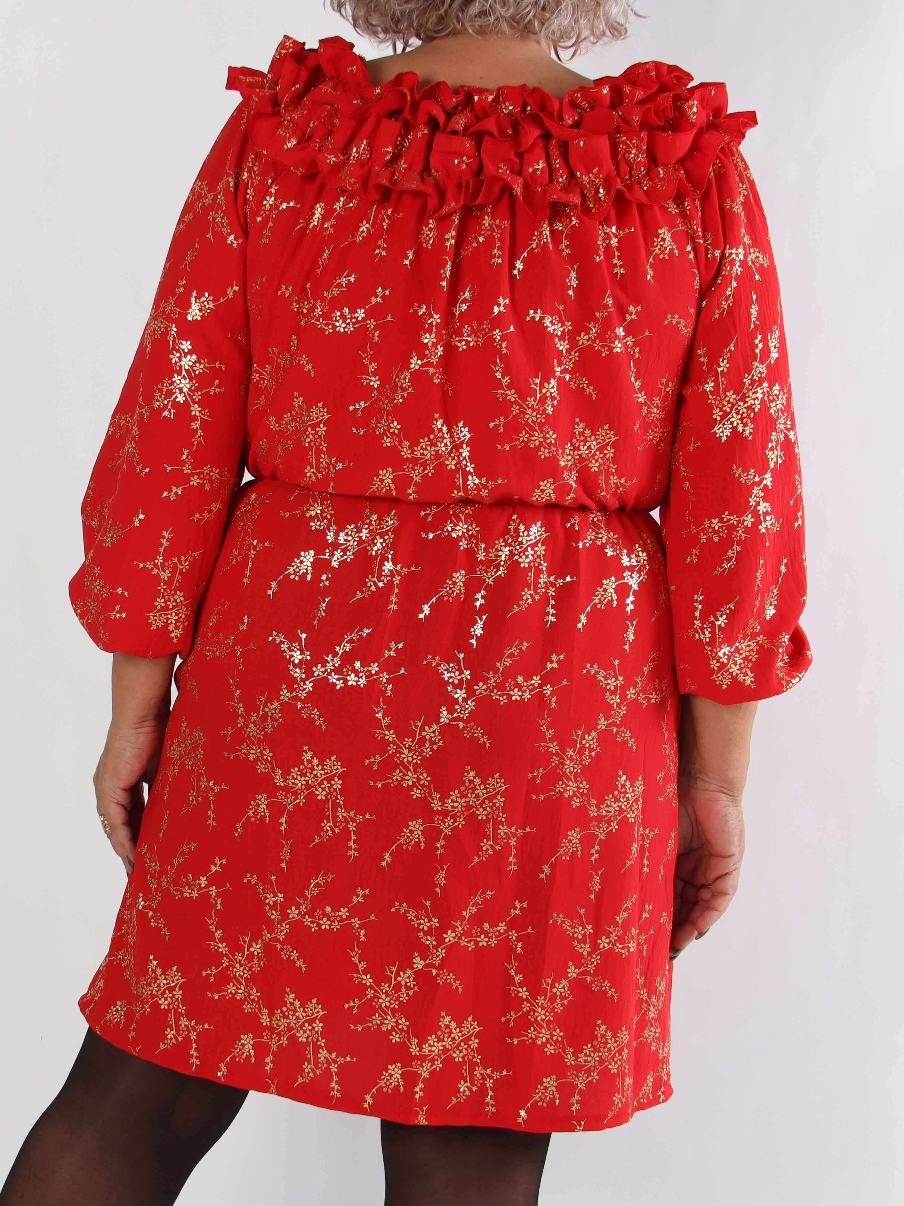 Chili Gold Fitted Dress - Plus size klänning i guldtryck med volangkant och resår i midjan