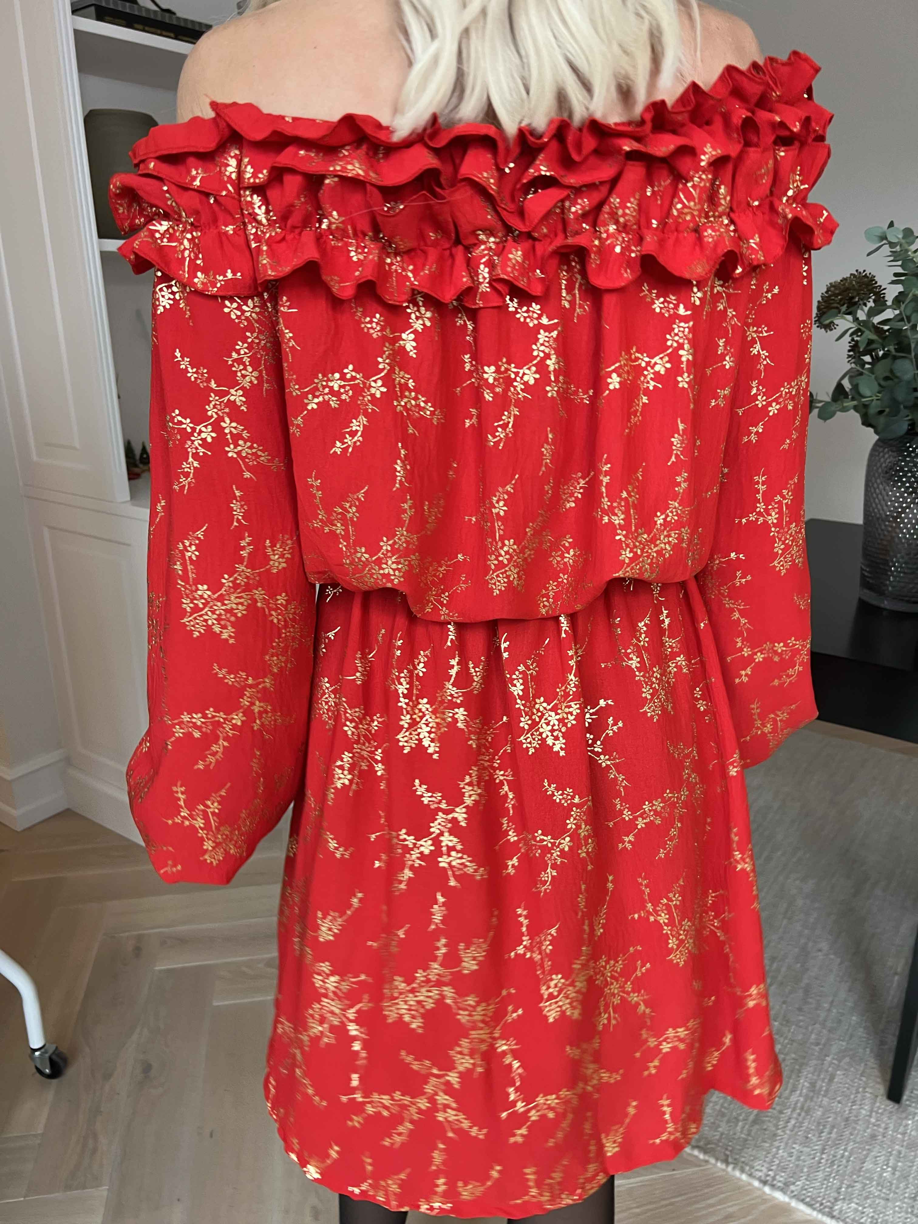 Chili Gold Fitted Dress - Klänning i guldtryck med volangkant och resår i midjan