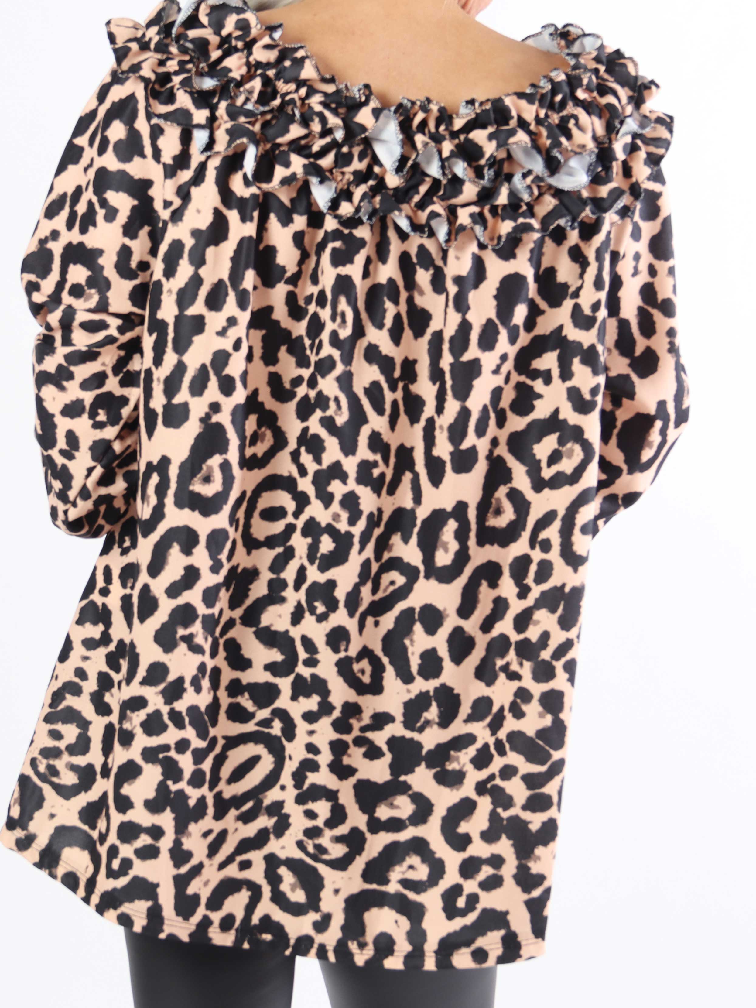Chili Leo - Plus size-tunika i leopardmönster med volang i halsringningen