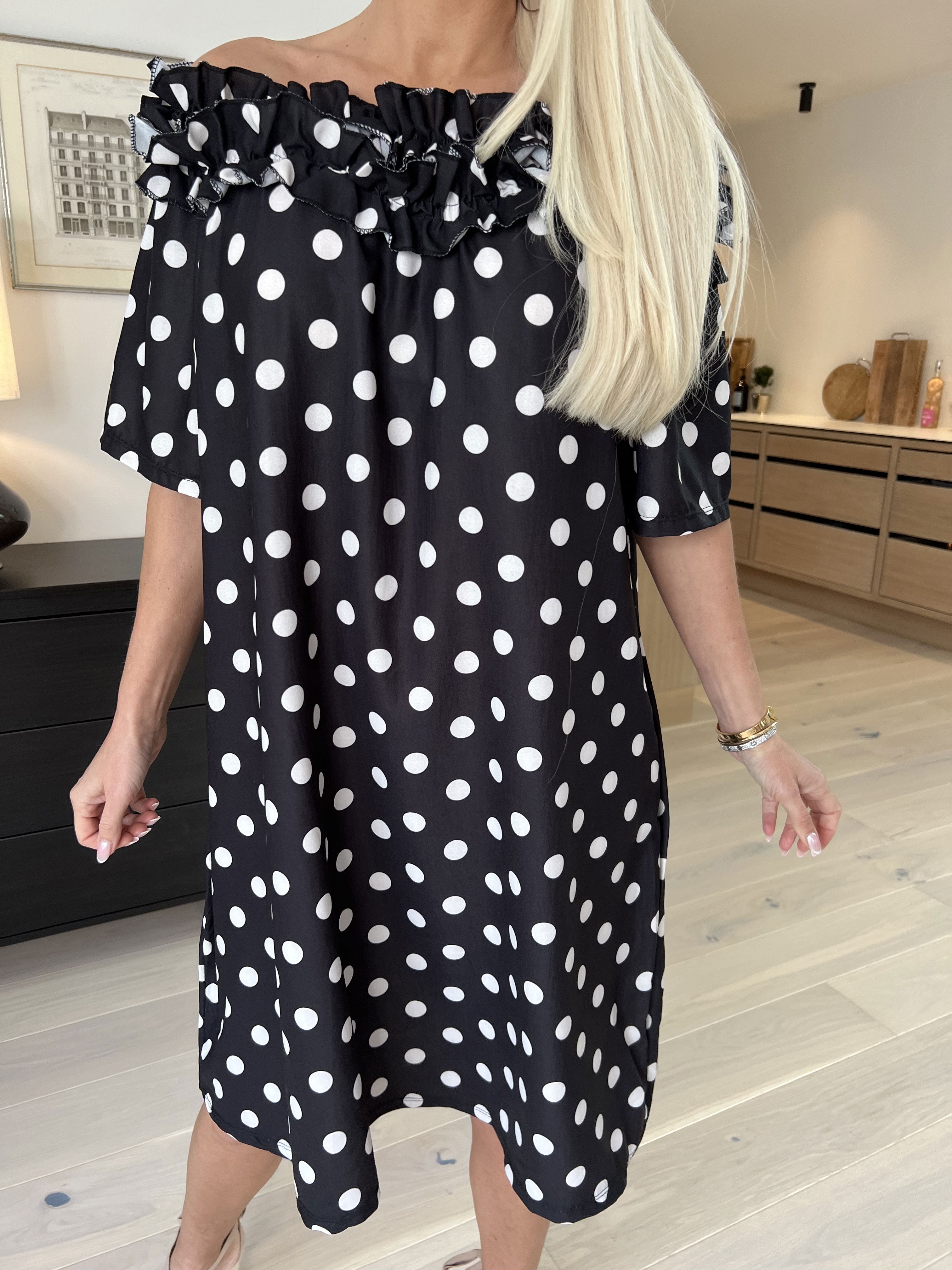 Chili Sleeveless Dress Dot - Klänning med prickar och volanger