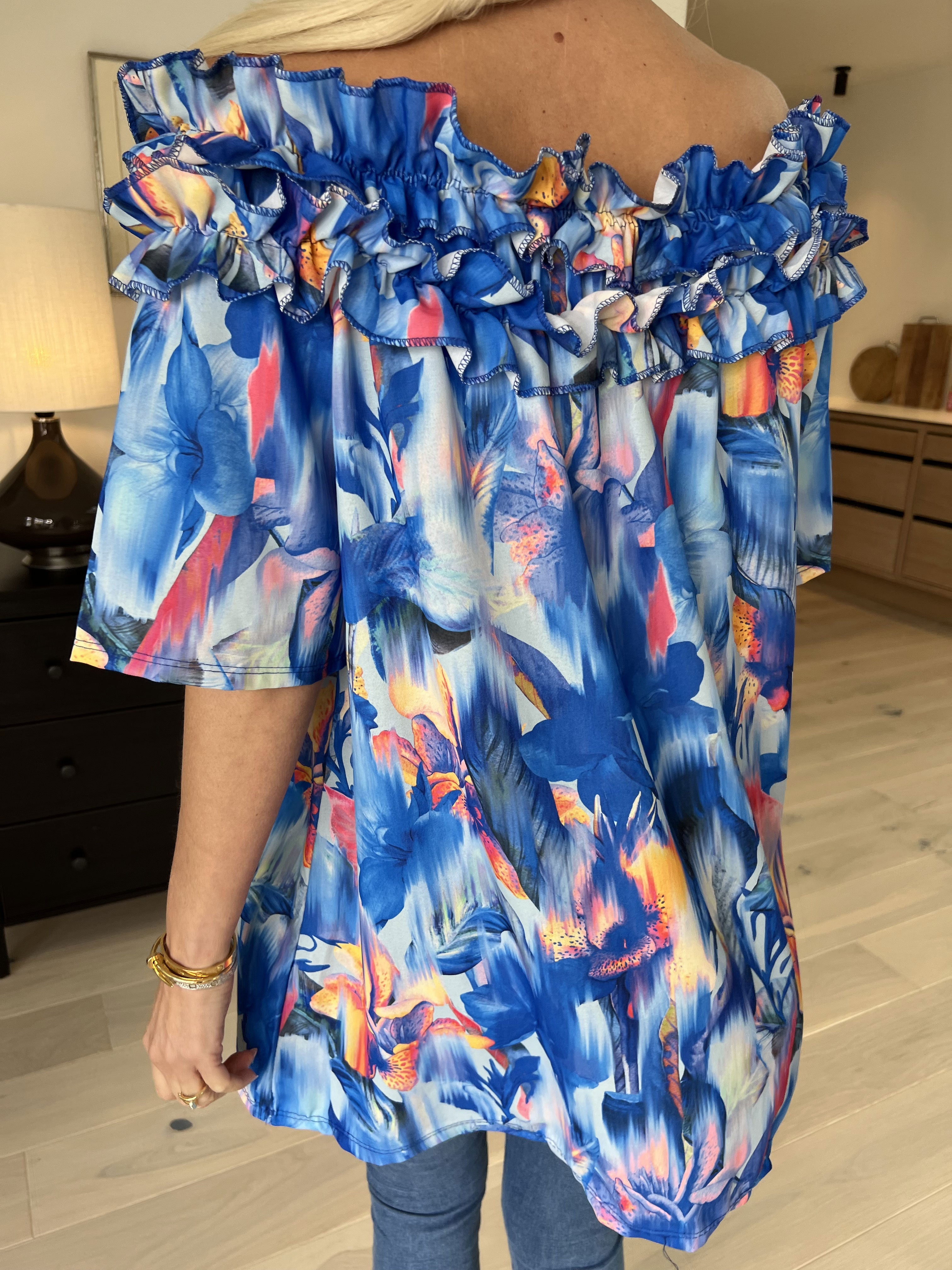 Chili Sleeveless Hawaii - Blommig tunika med volanger i halsringningen