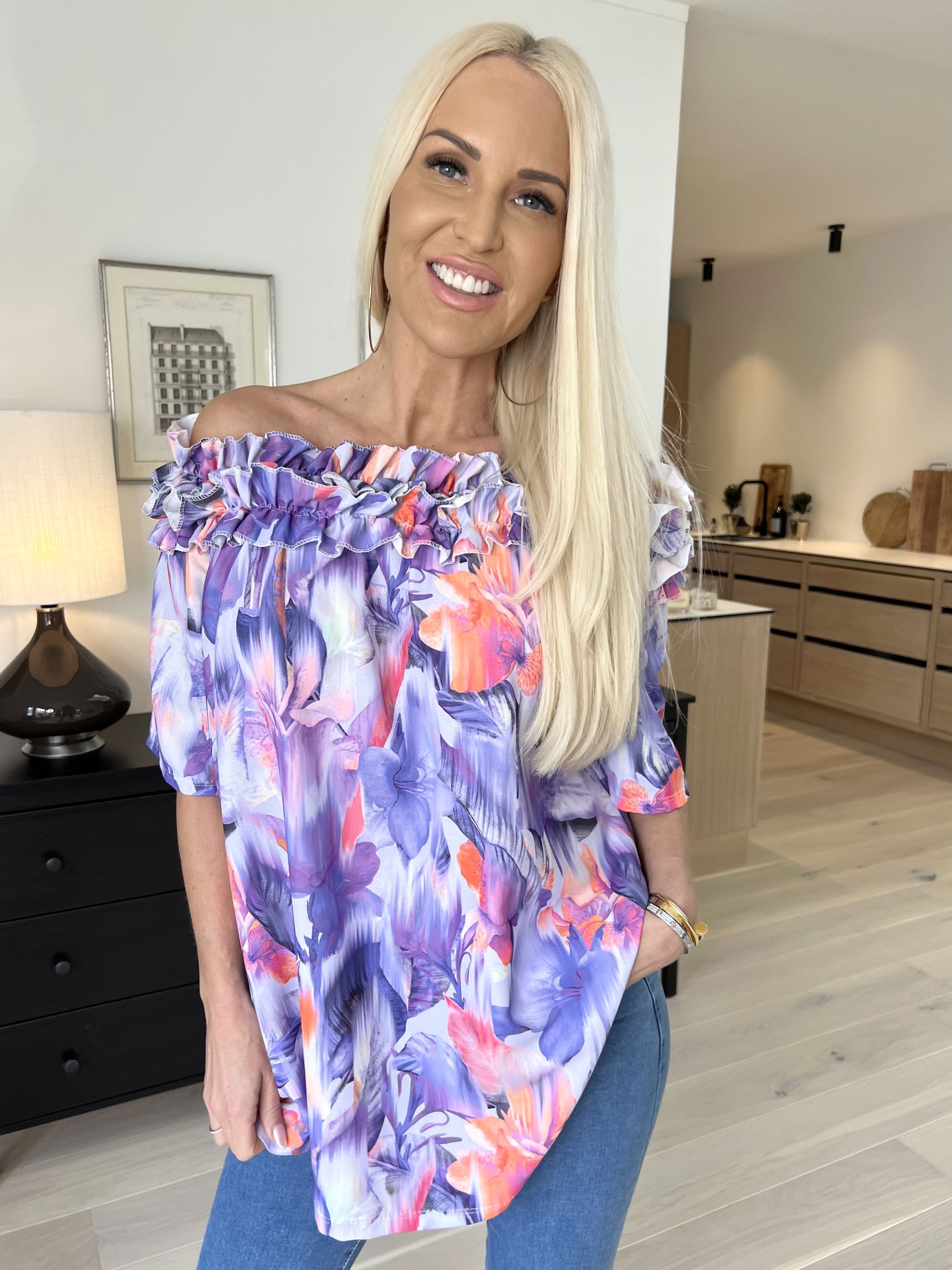 Chili Sleeveless Hawaii - Blommig tunika med volanger i halsringningen