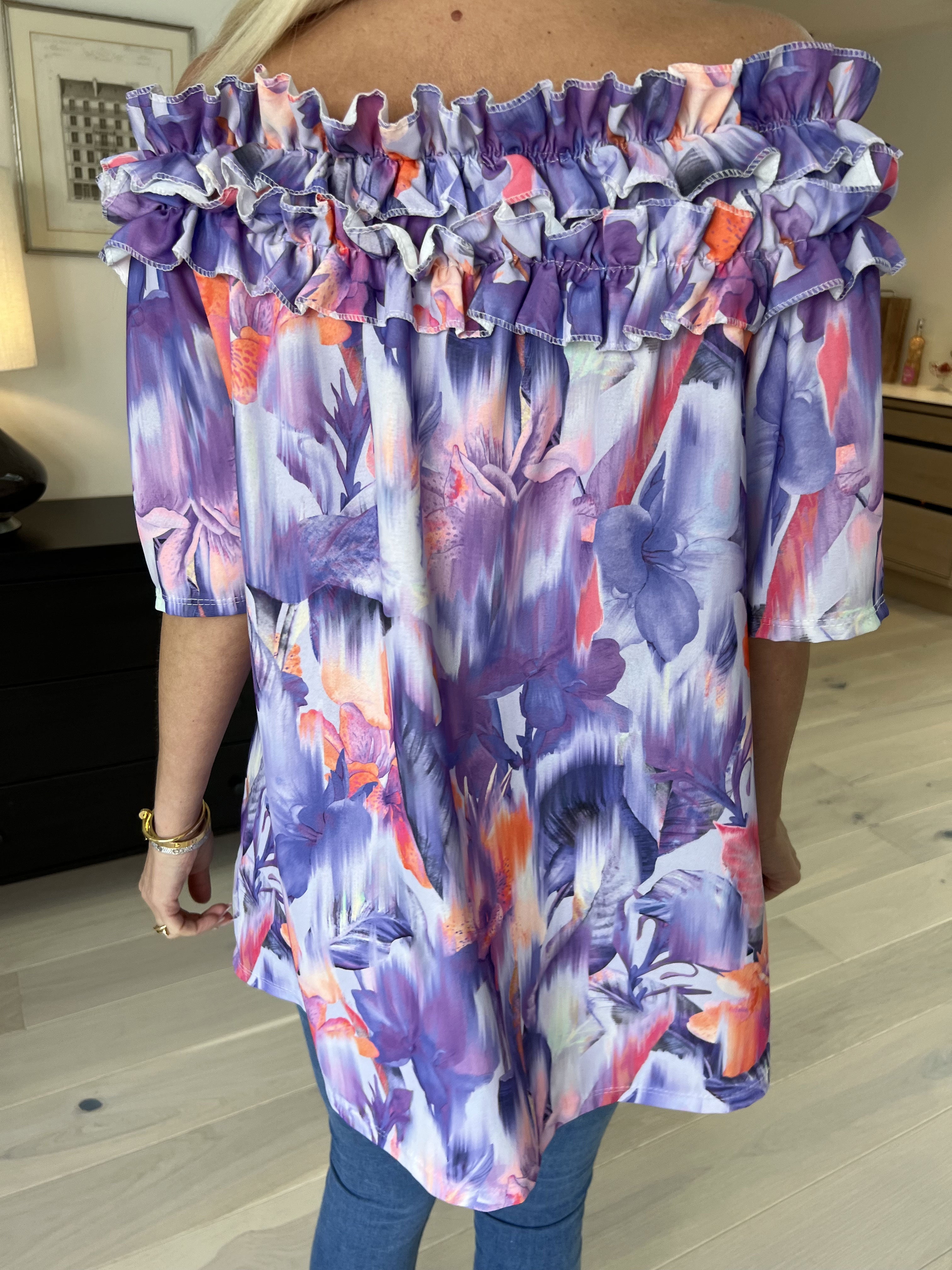 Chili Sleeveless Hawaii - Blommig tunika med volanger i halsringningen