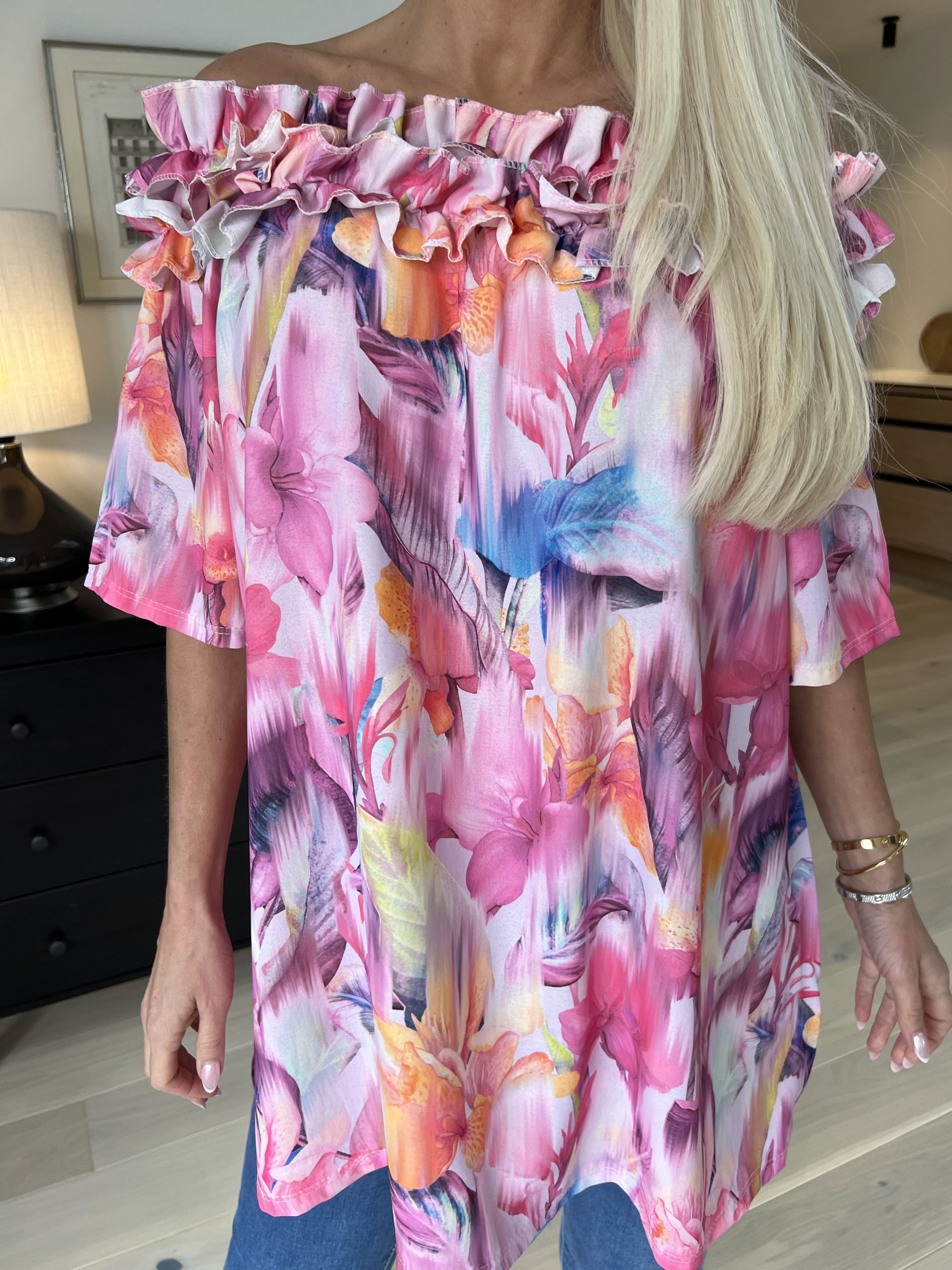 Chili Sleeveless Hawaii - Blommig tunika med volanger i halsringningen