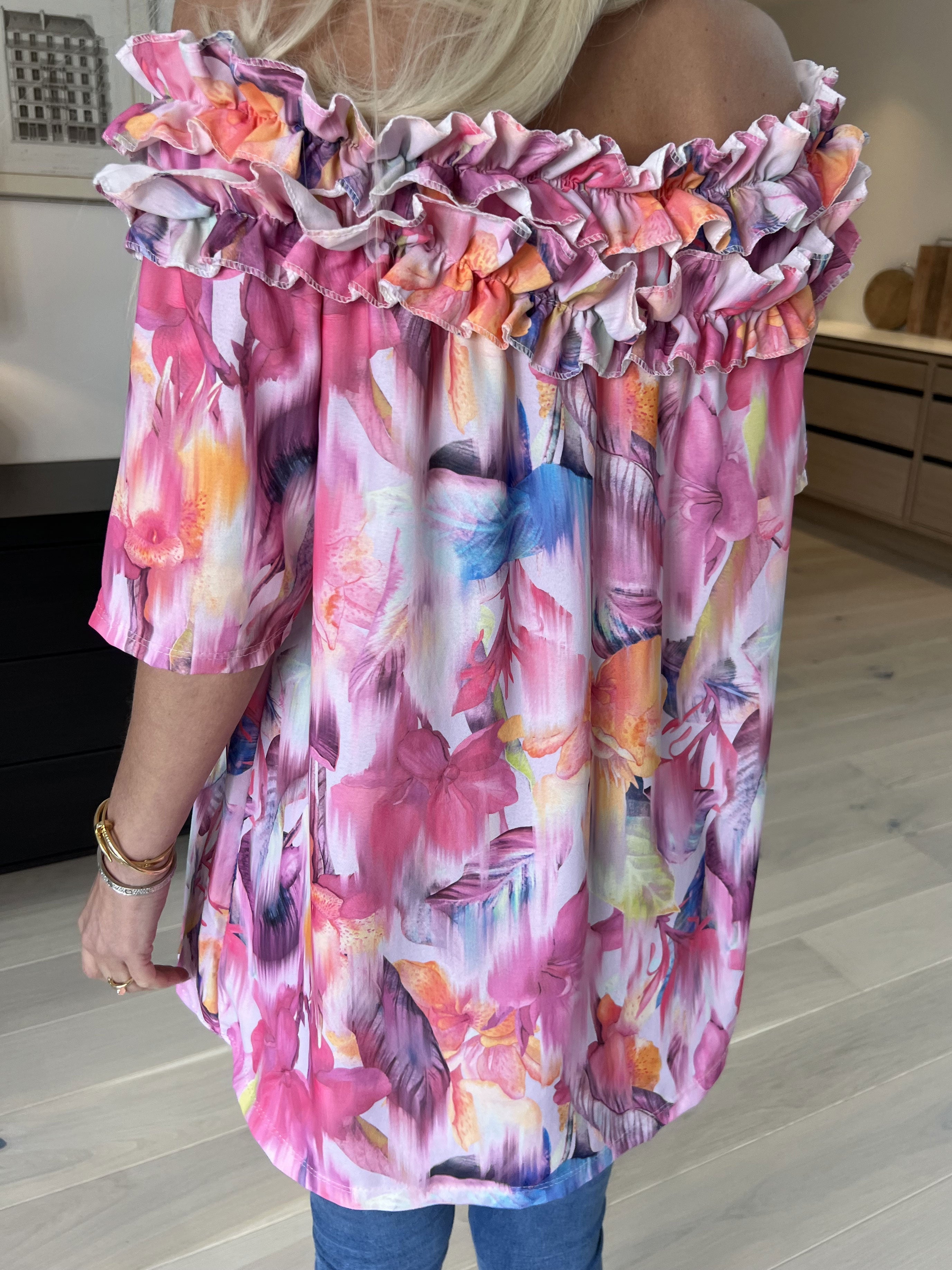 Chili Sleeveless Hawaii - Blommig tunika med volanger i halsringningen