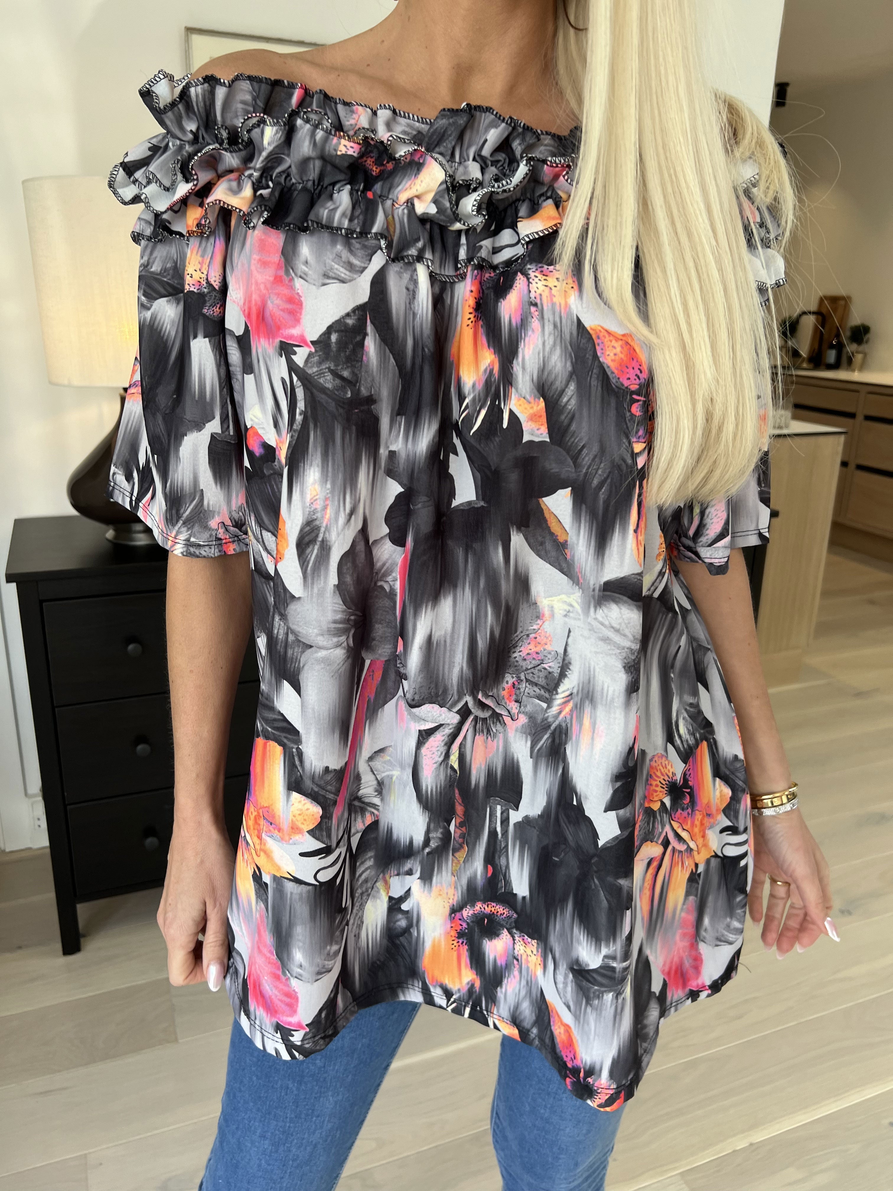 Chili Sleeveless Hawaii - Blommig tunika med volanger i halsringningen