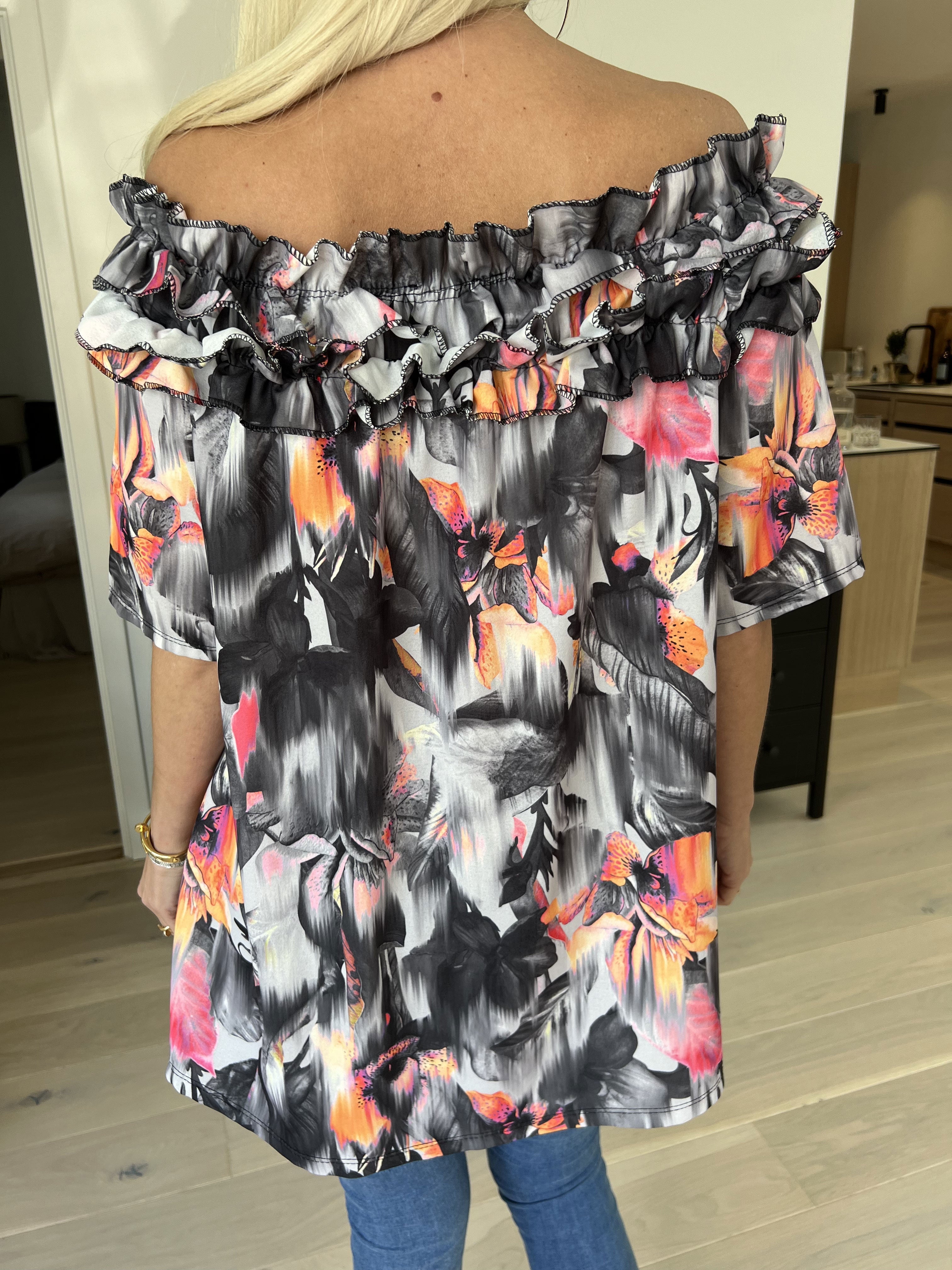 Chili Sleeveless Hawaii - Blommig tunika med volanger i halsringningen