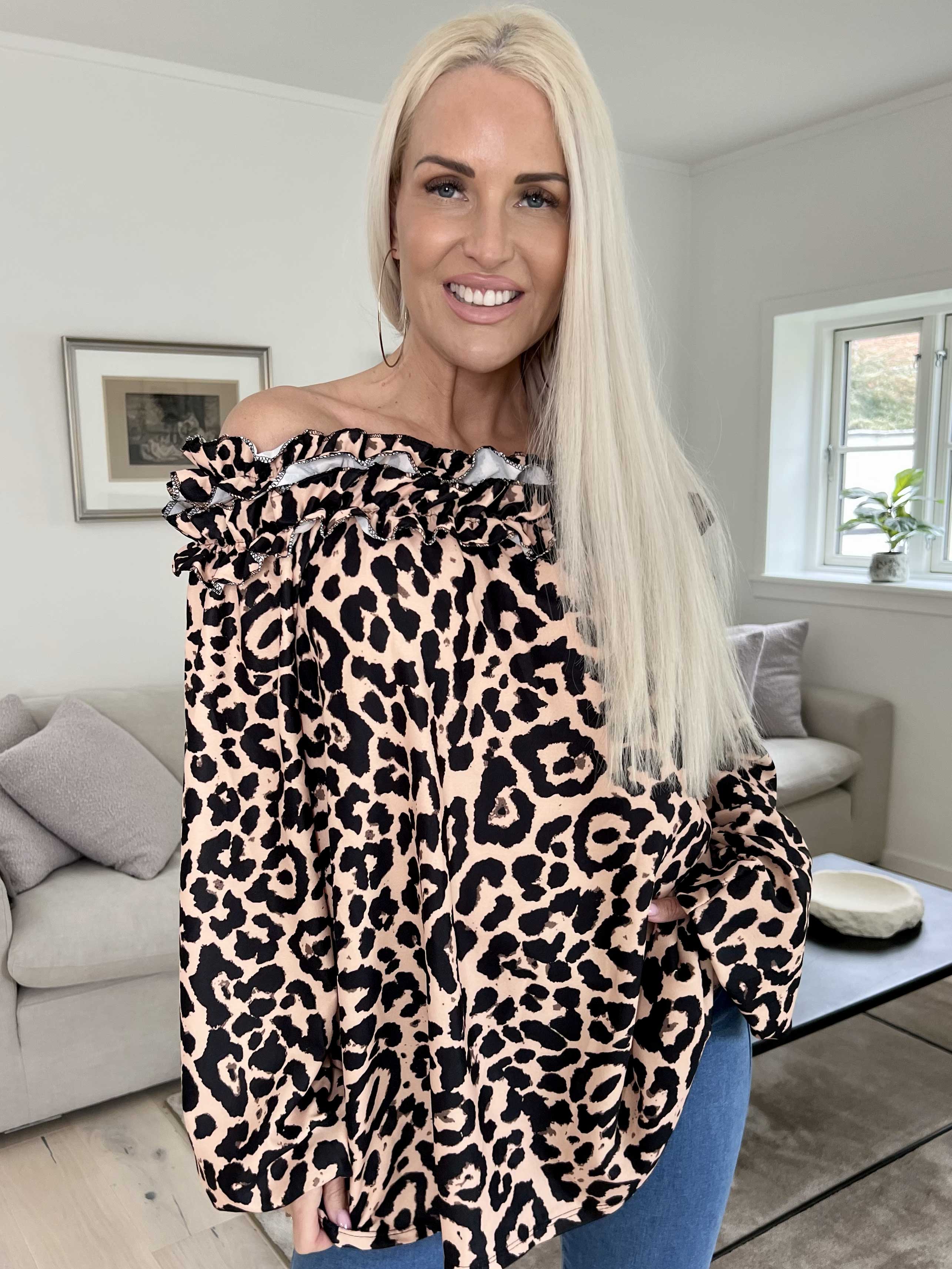 Chili Leo - Finaste tunika med leopardmönster och volangringning