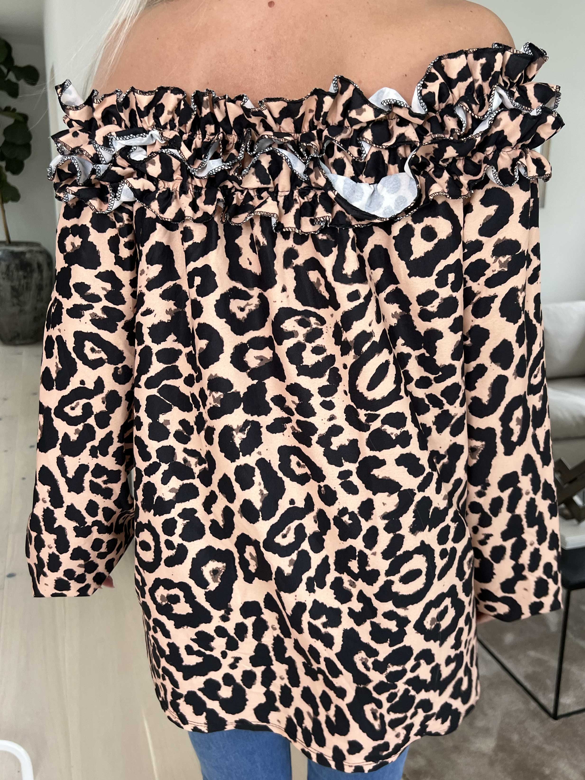 Chili Leo - Finaste tunika med leopardmönster och volangringning