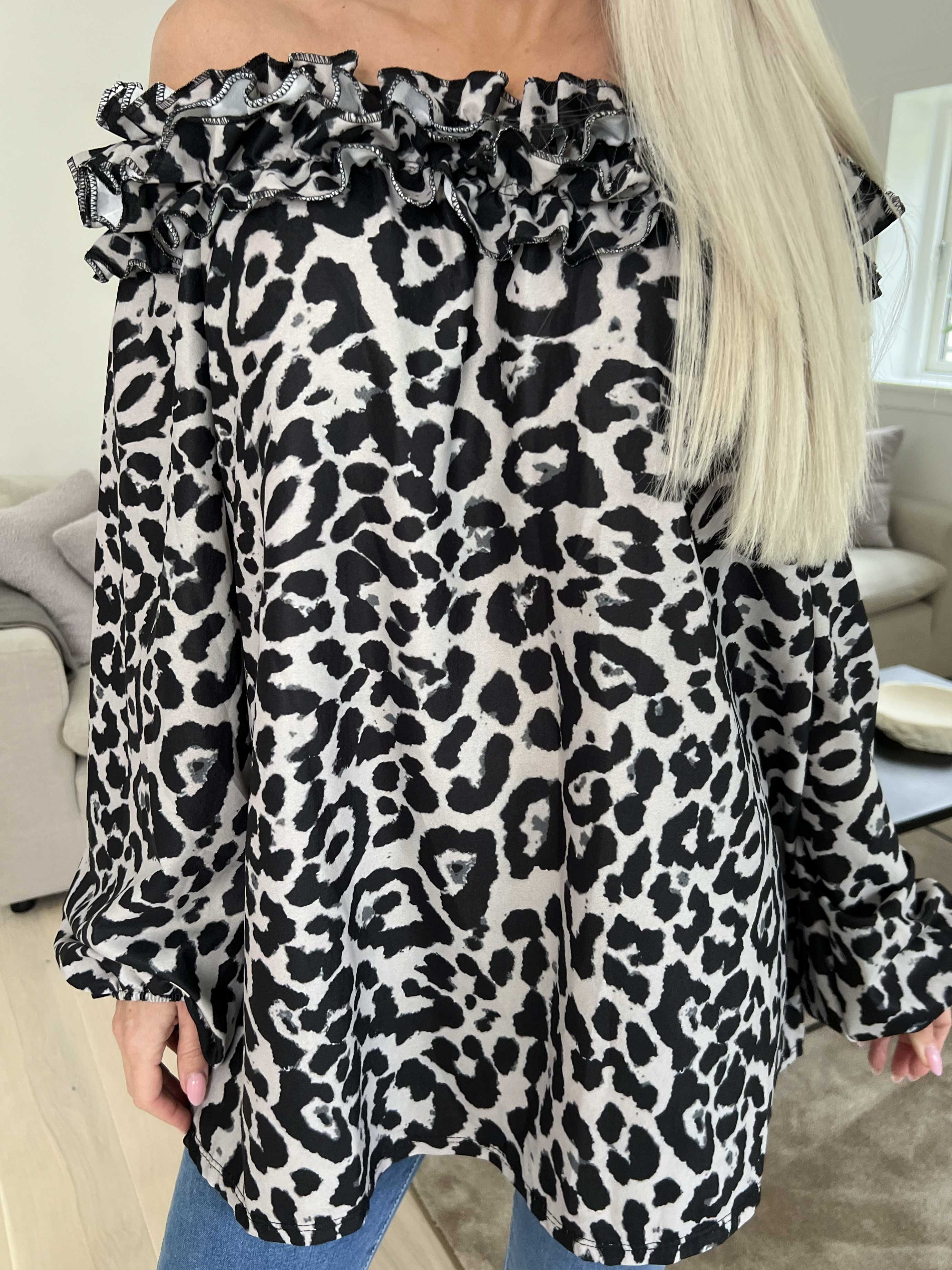 Chili Leo - Finaste tunika med leopardmönster och volangringning