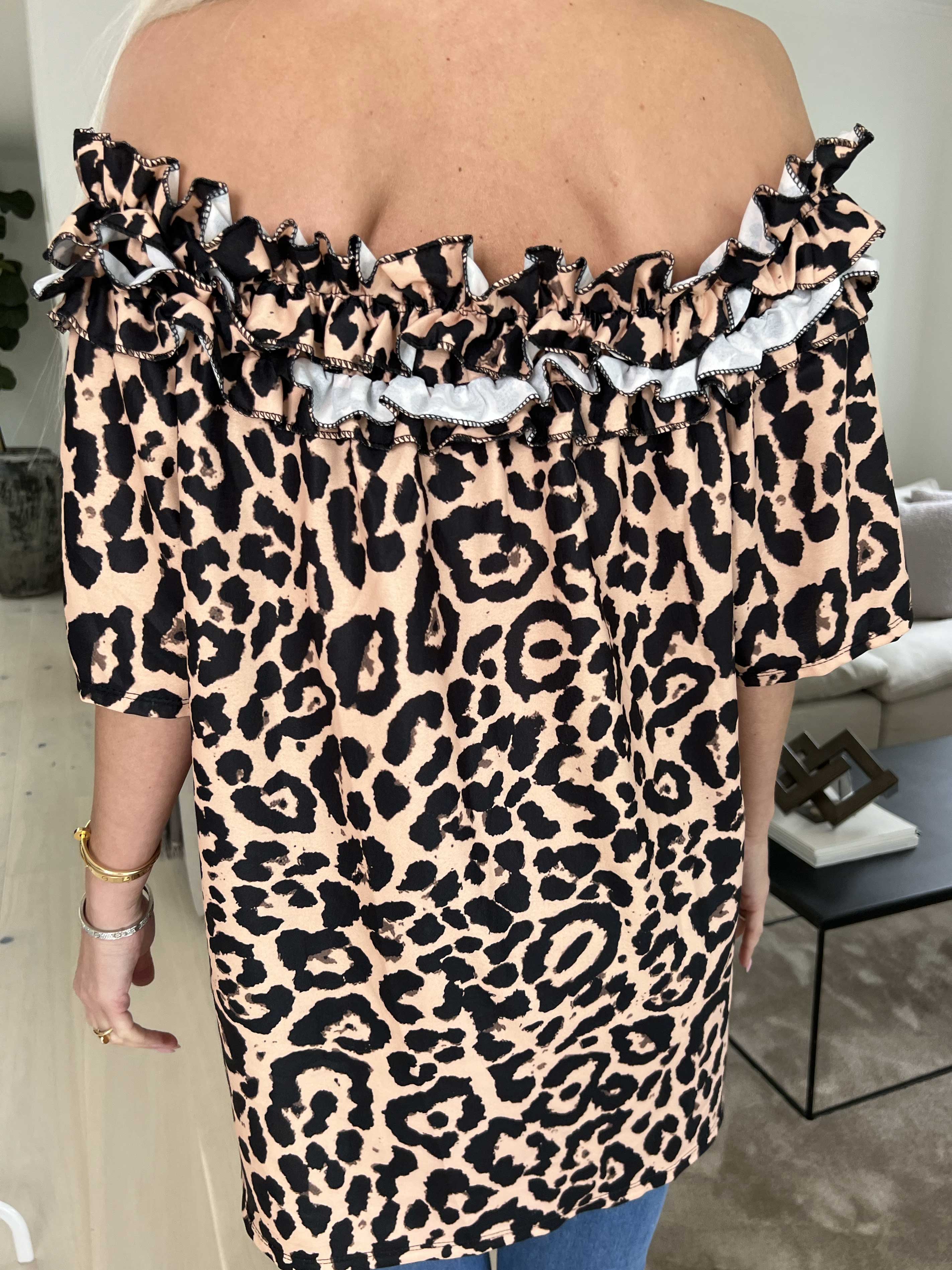 Chili Leo Sleeveless - Leopardmönstrad tunika med volanghalsringning