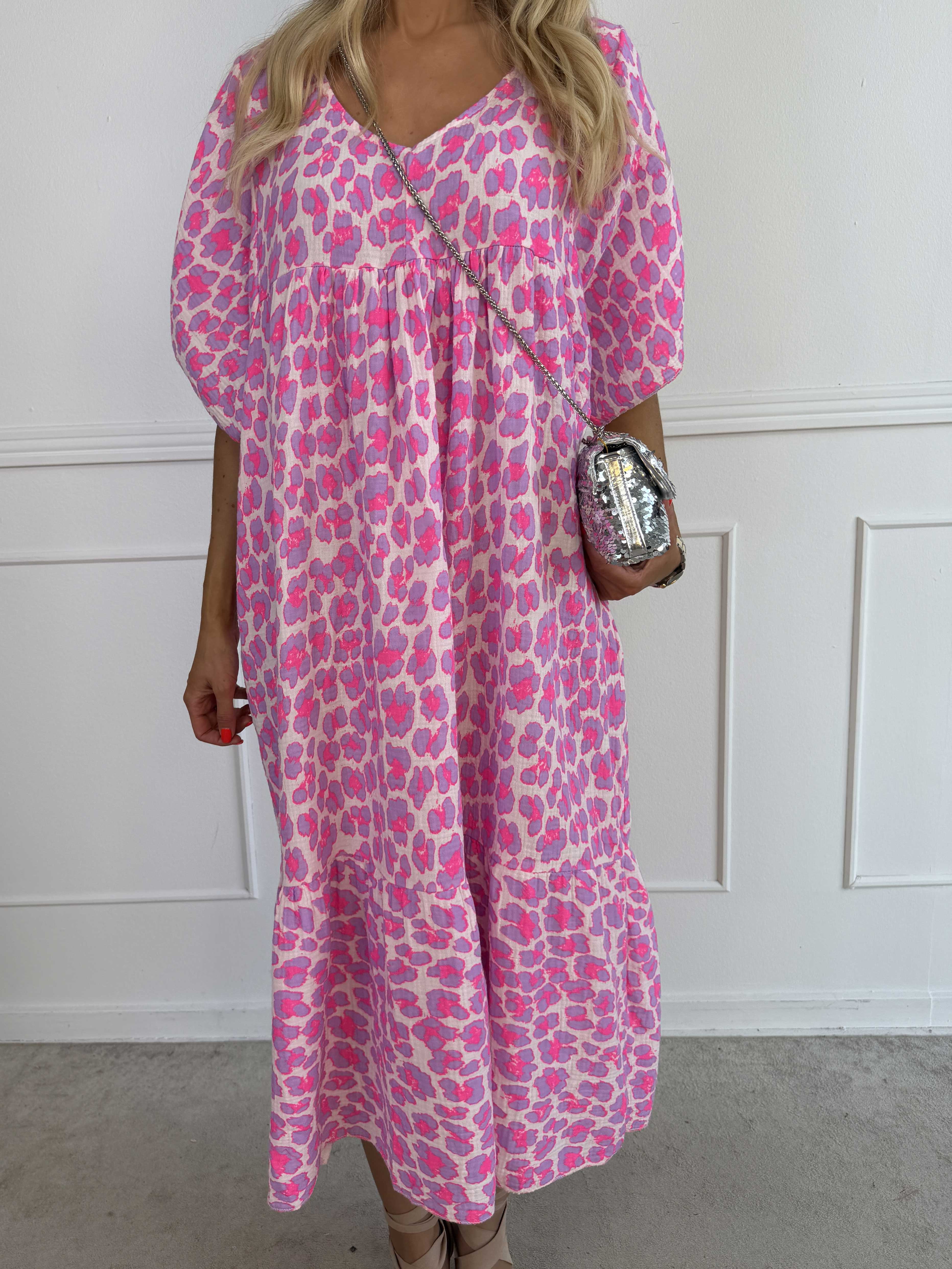 Ciara - Bomuldskjole i leopardprint med flæsekant forneden