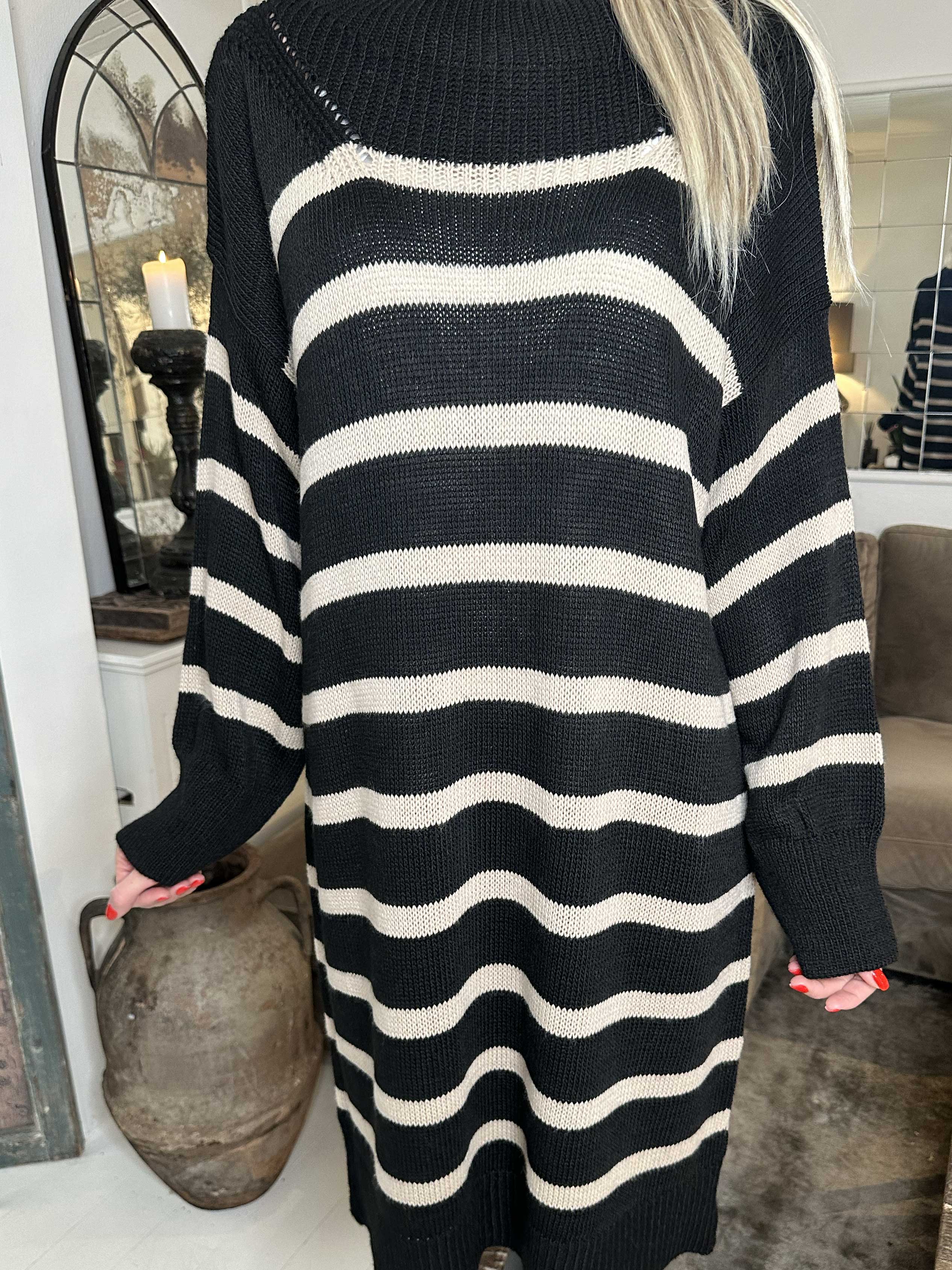 Ciara - Löst sittande stickad klänning med ränder