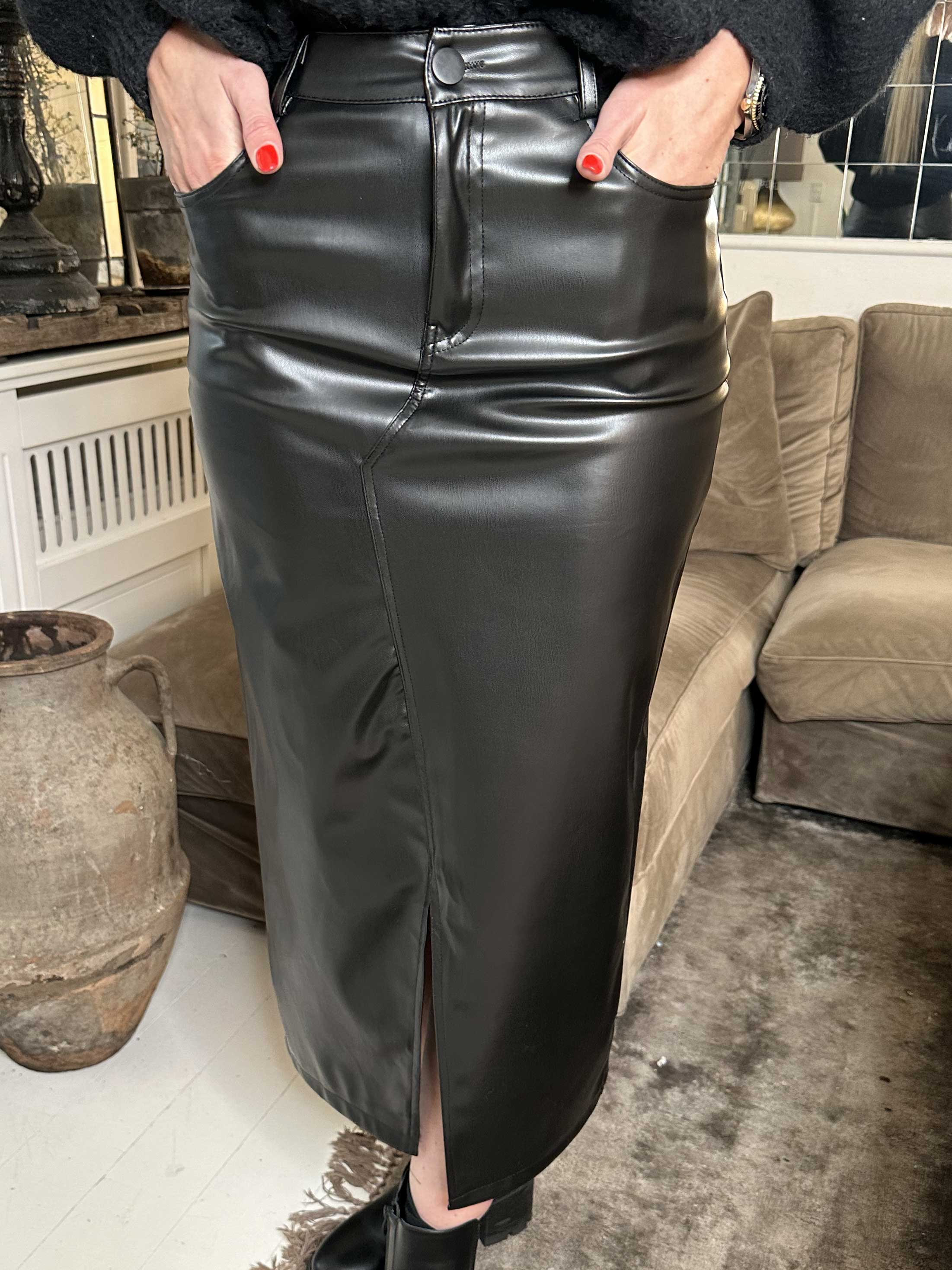 Clair - Kjol i läderlook med slits framtill