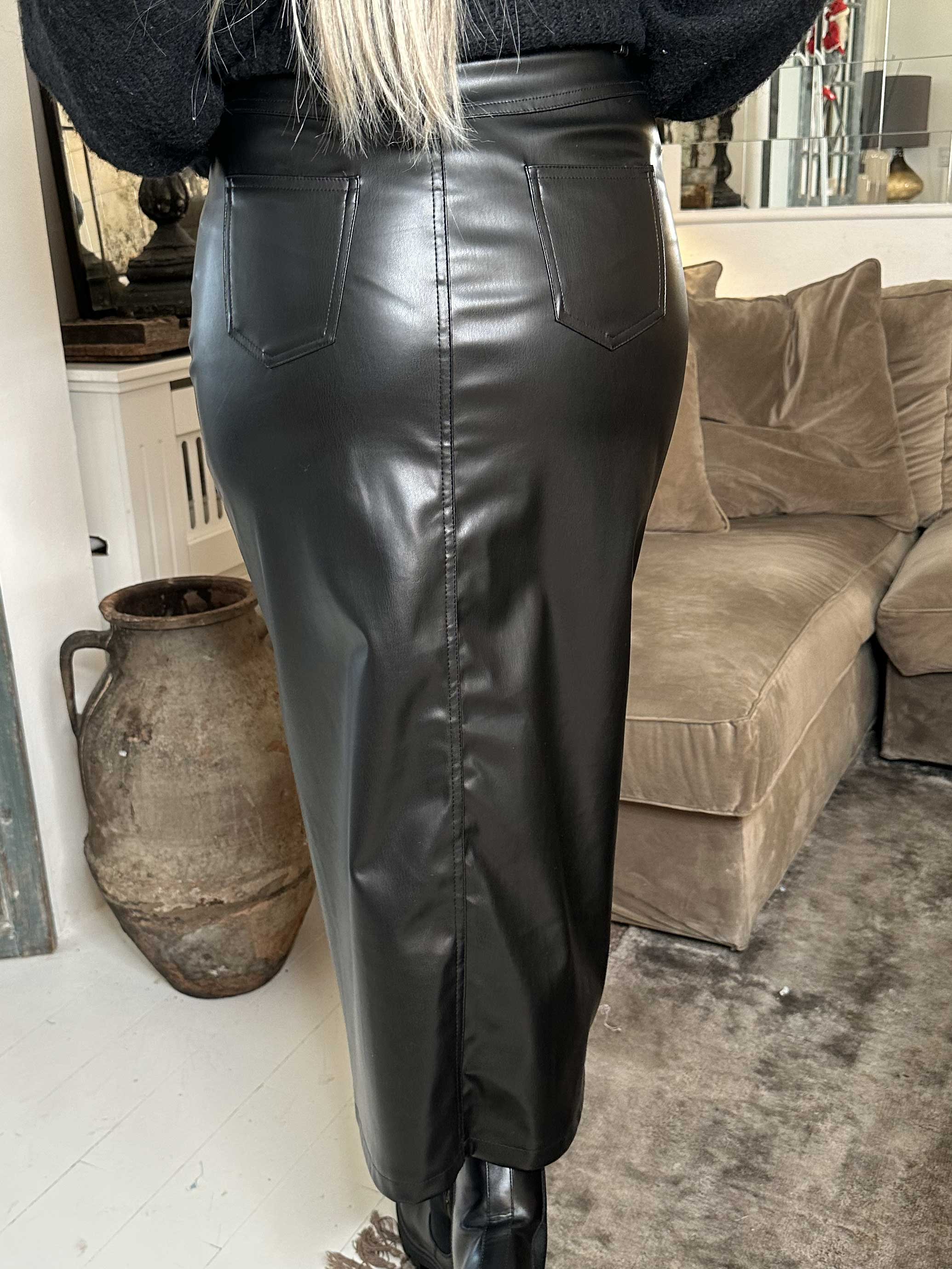 Clair - Kjol i läderlook med slits framtill