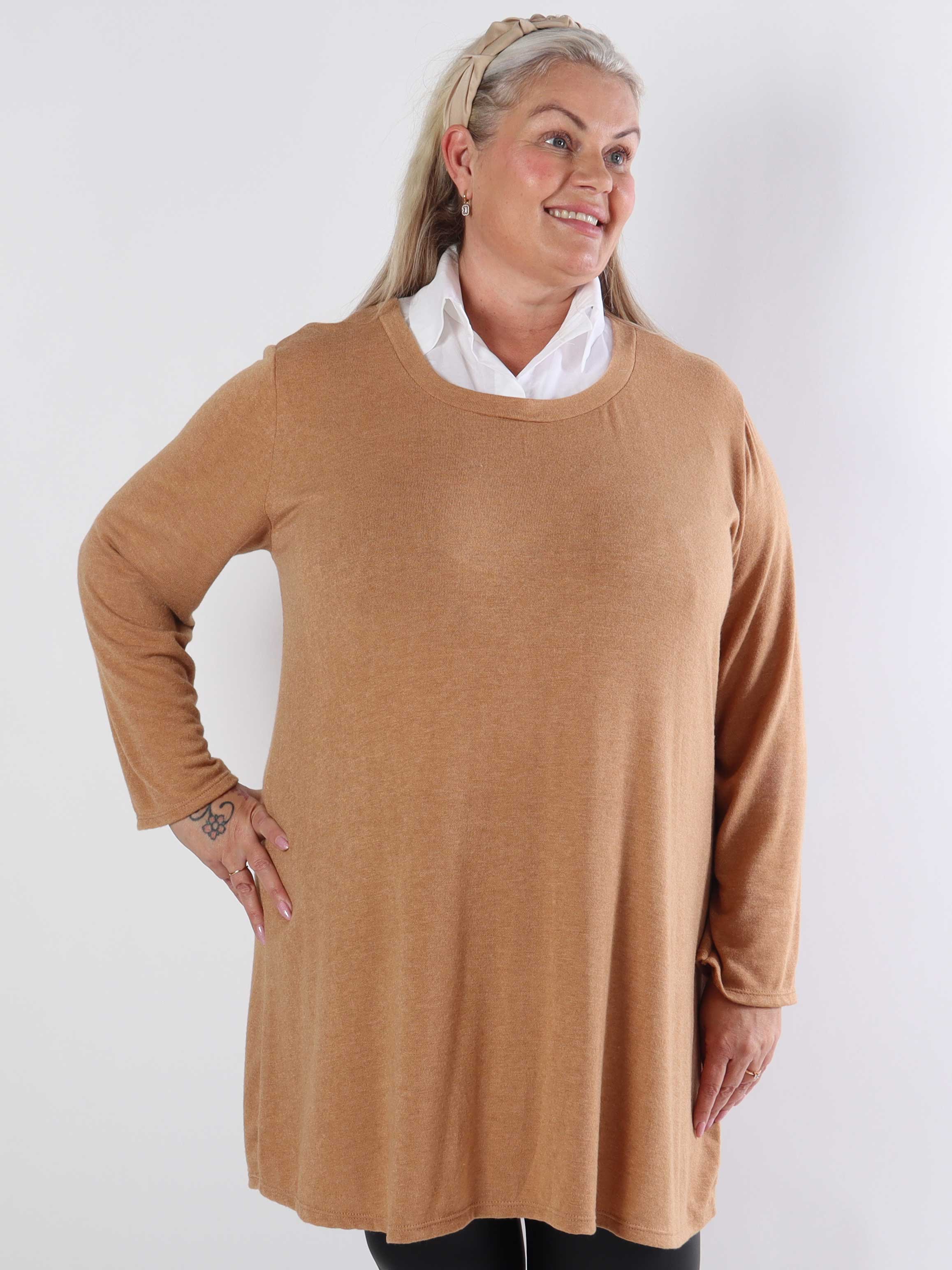 Clarita - Mjuk stickad blus i plus size med vit skjortkrage