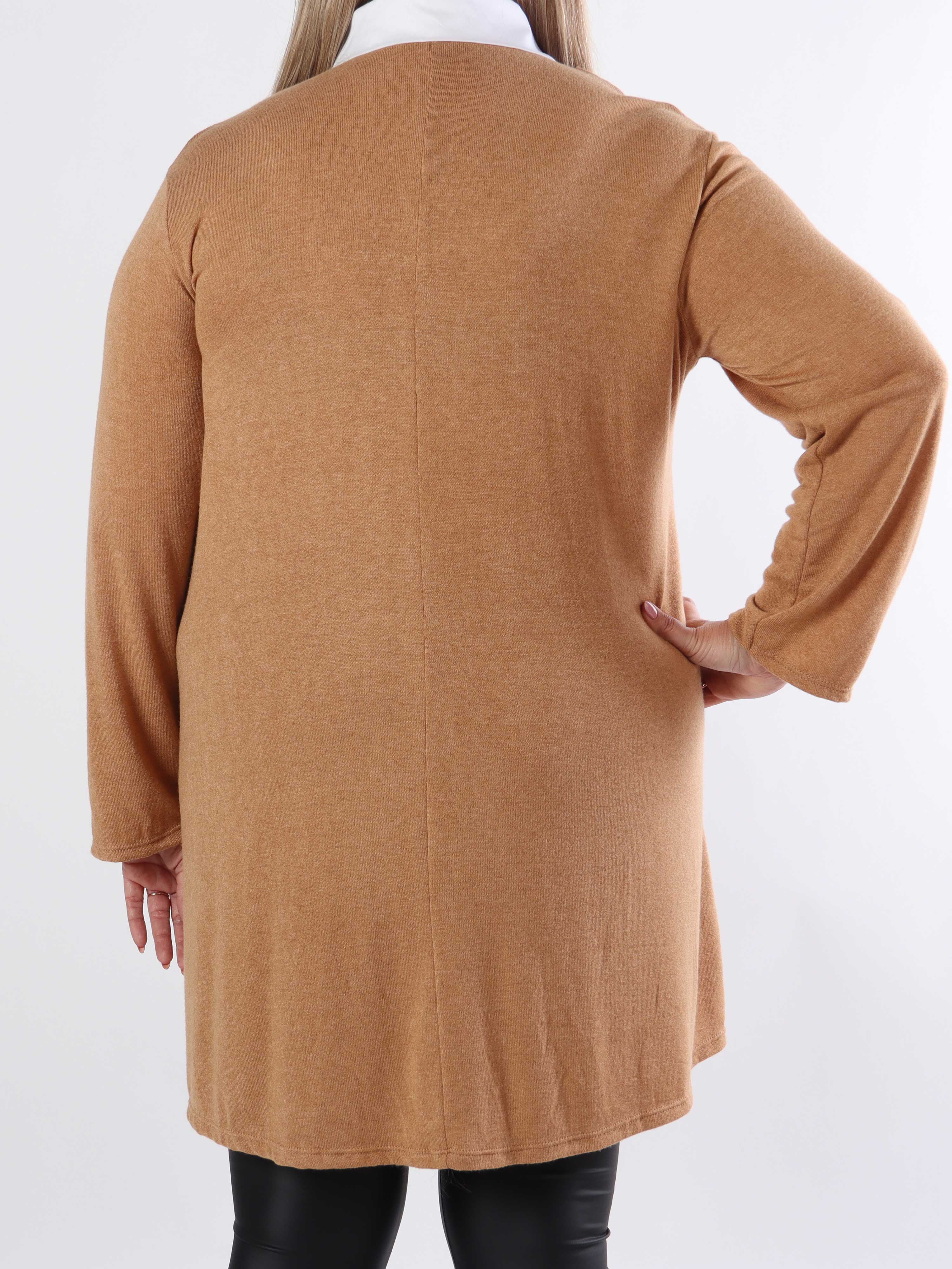 Clarita - Mjuk stickad blus i plus size med vit skjortkrage