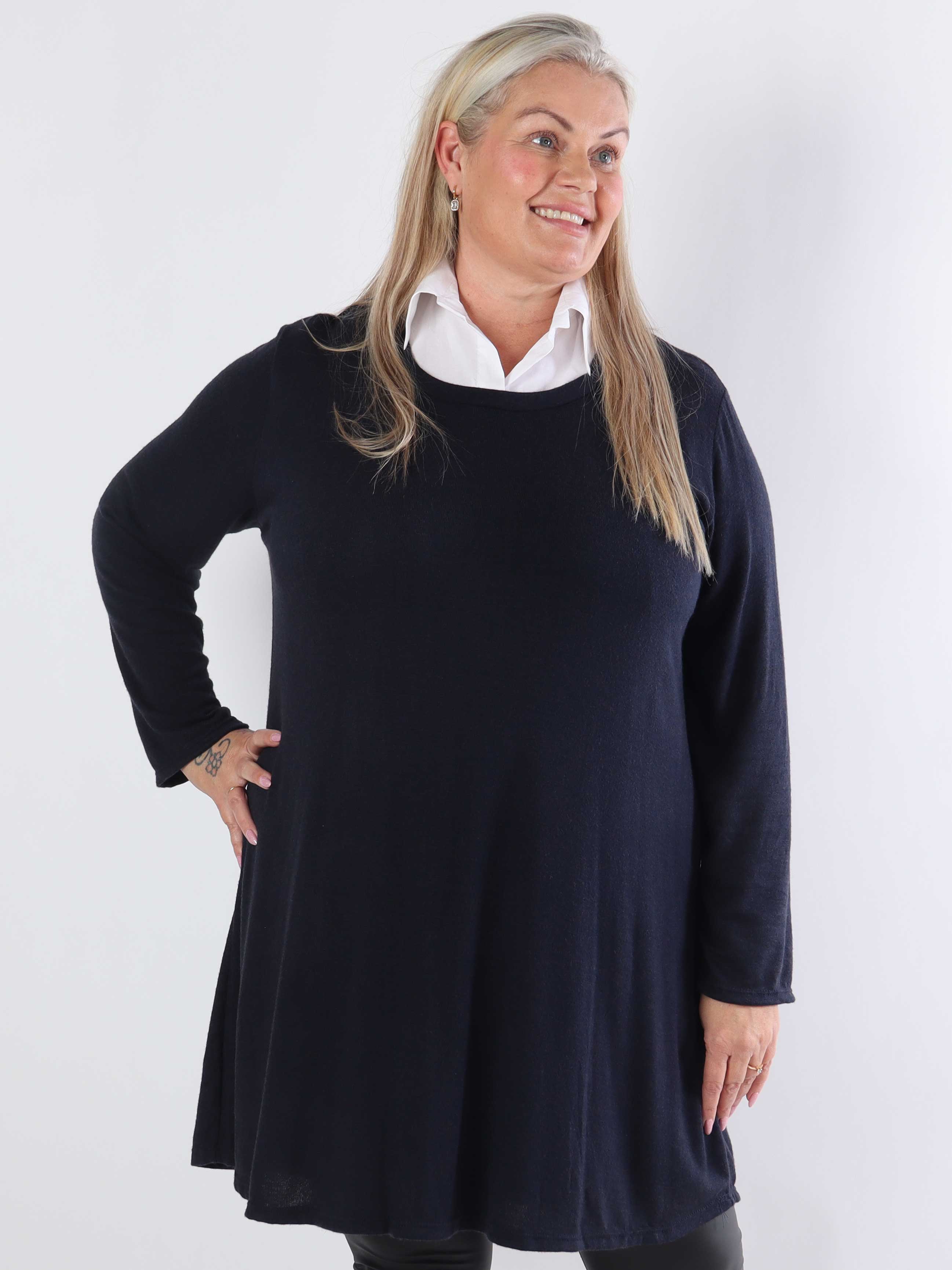 Clarita - Mjuk stickad blus i plus size med vit skjortkrage