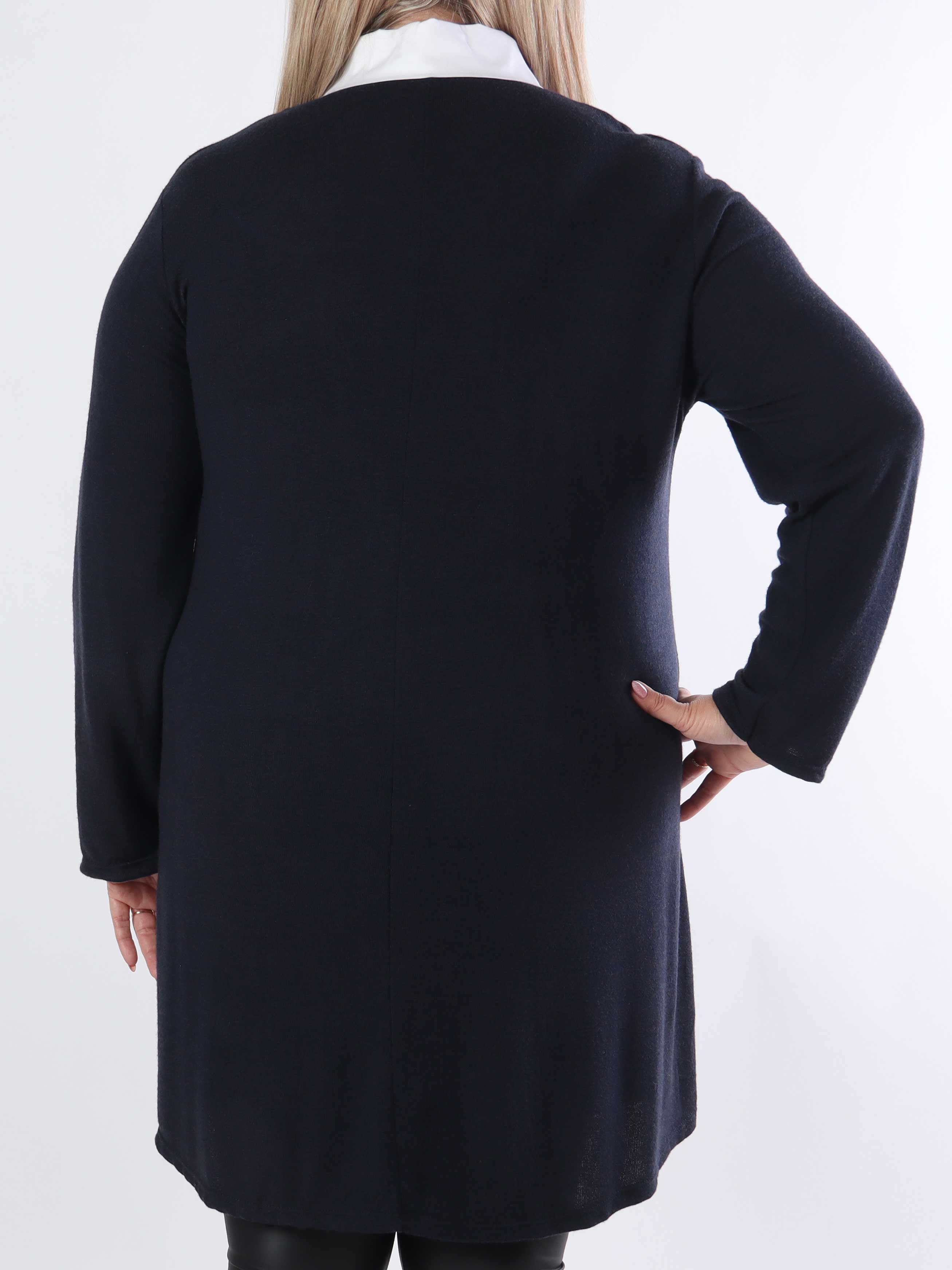 Clarita - Mjuk stickad blus i plus size med vit skjortkrage