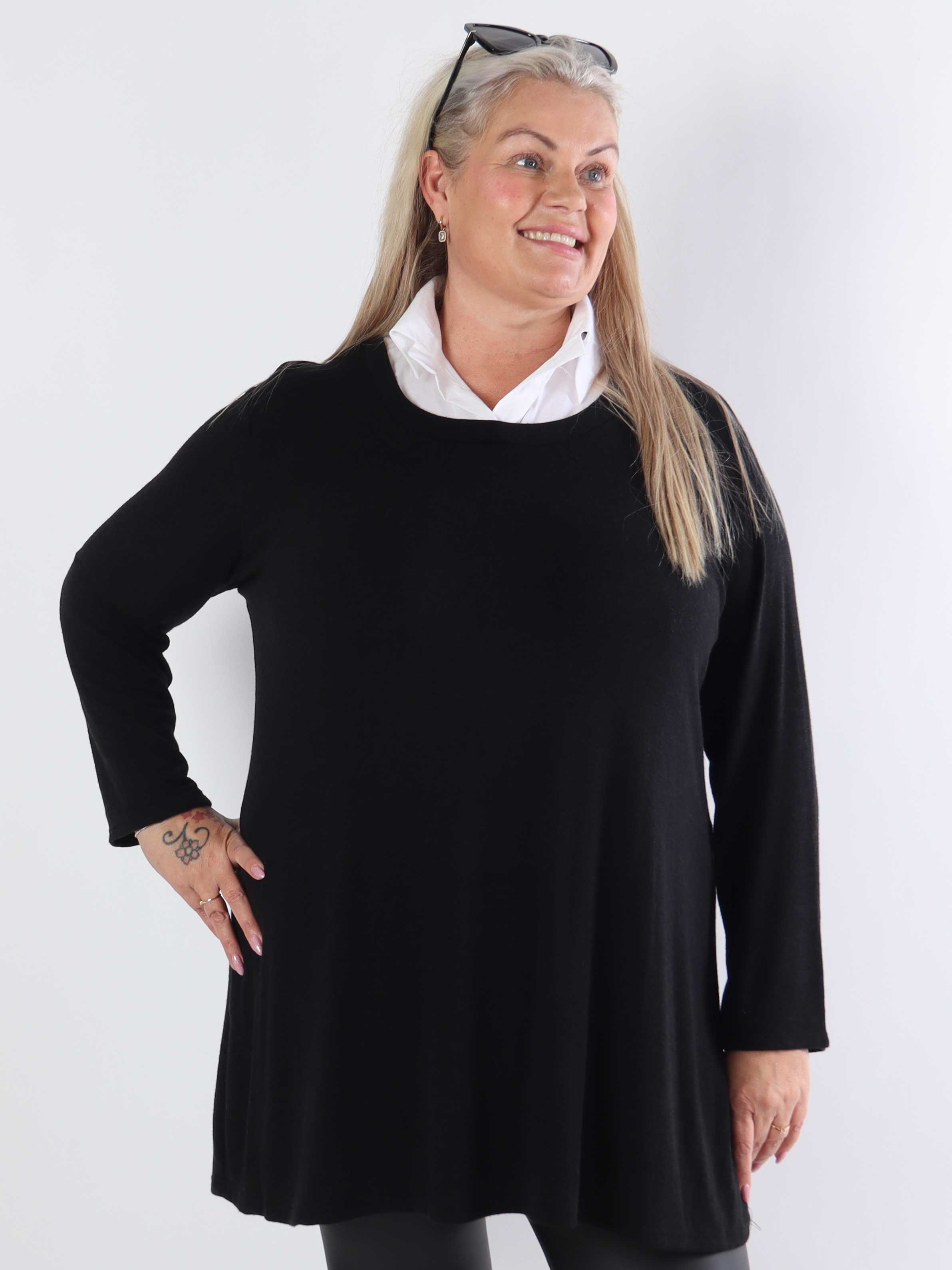 Clarita - Mjuk stickad blus i plus size med vit skjortkrage