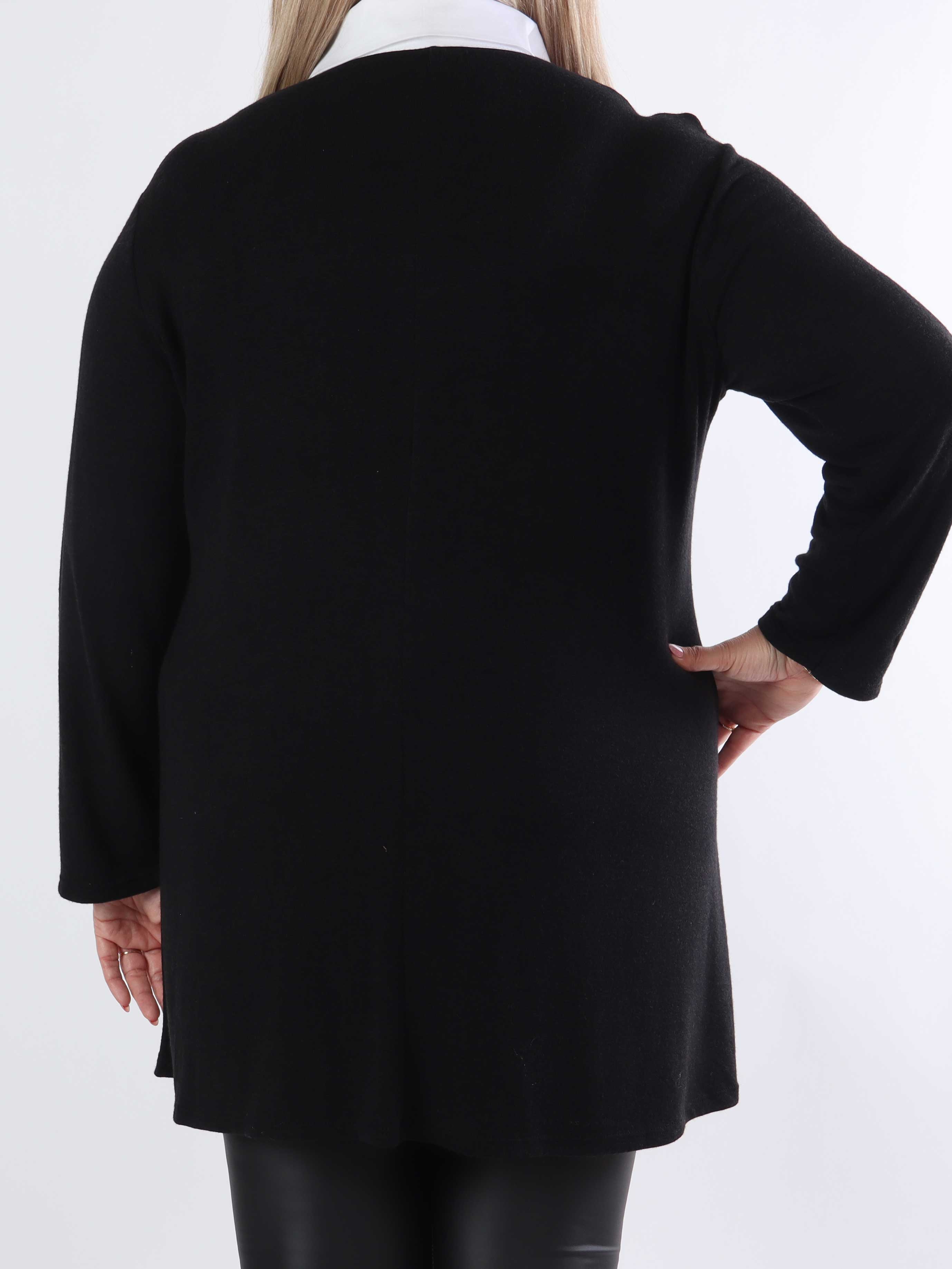 Clarita - Mjuk stickad blus i plus size med vit skjortkrage