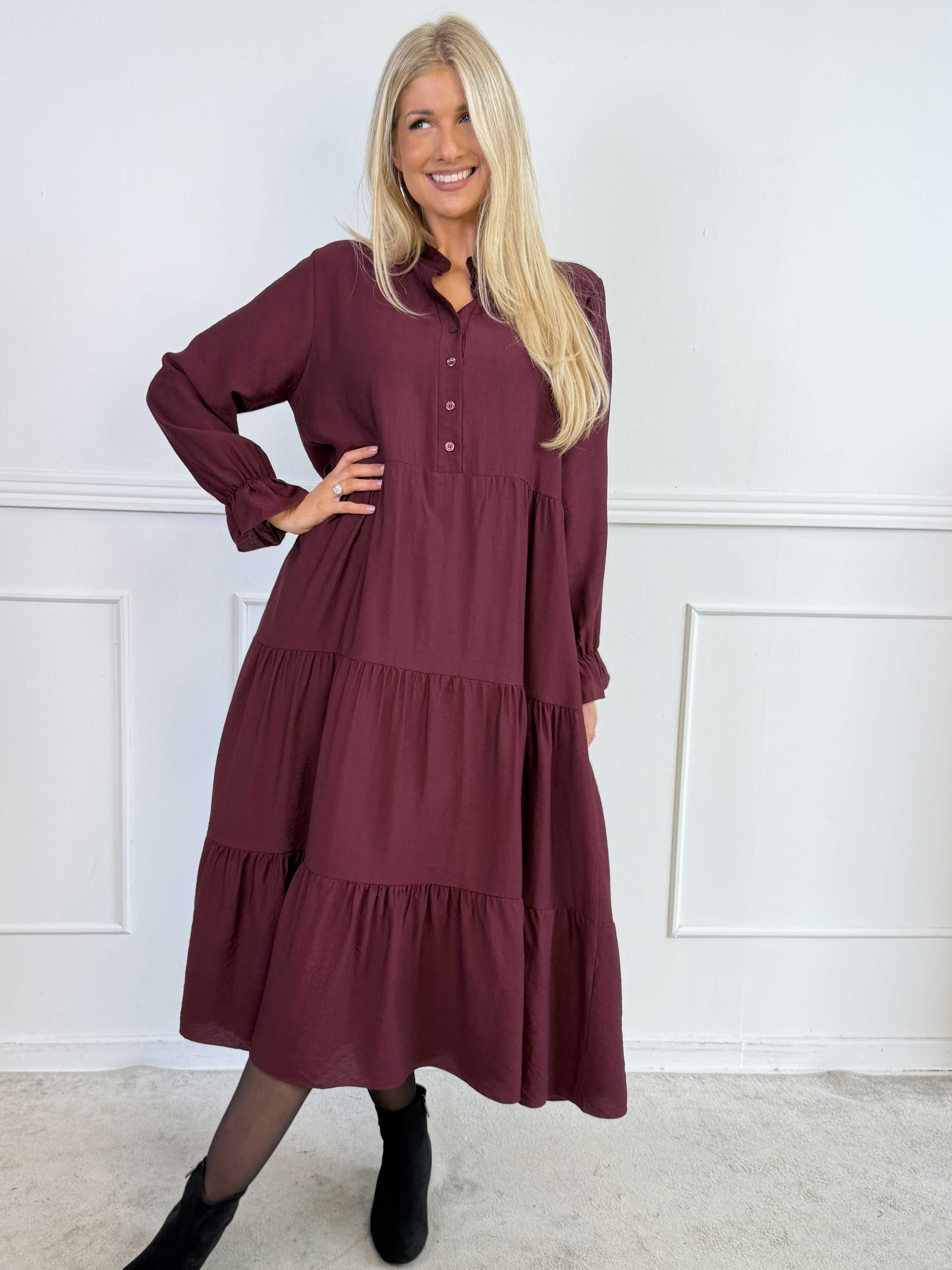 Clemence - Feminin kjole i viskose med fint lag-på-lag-look og knapper ved udskæringen
