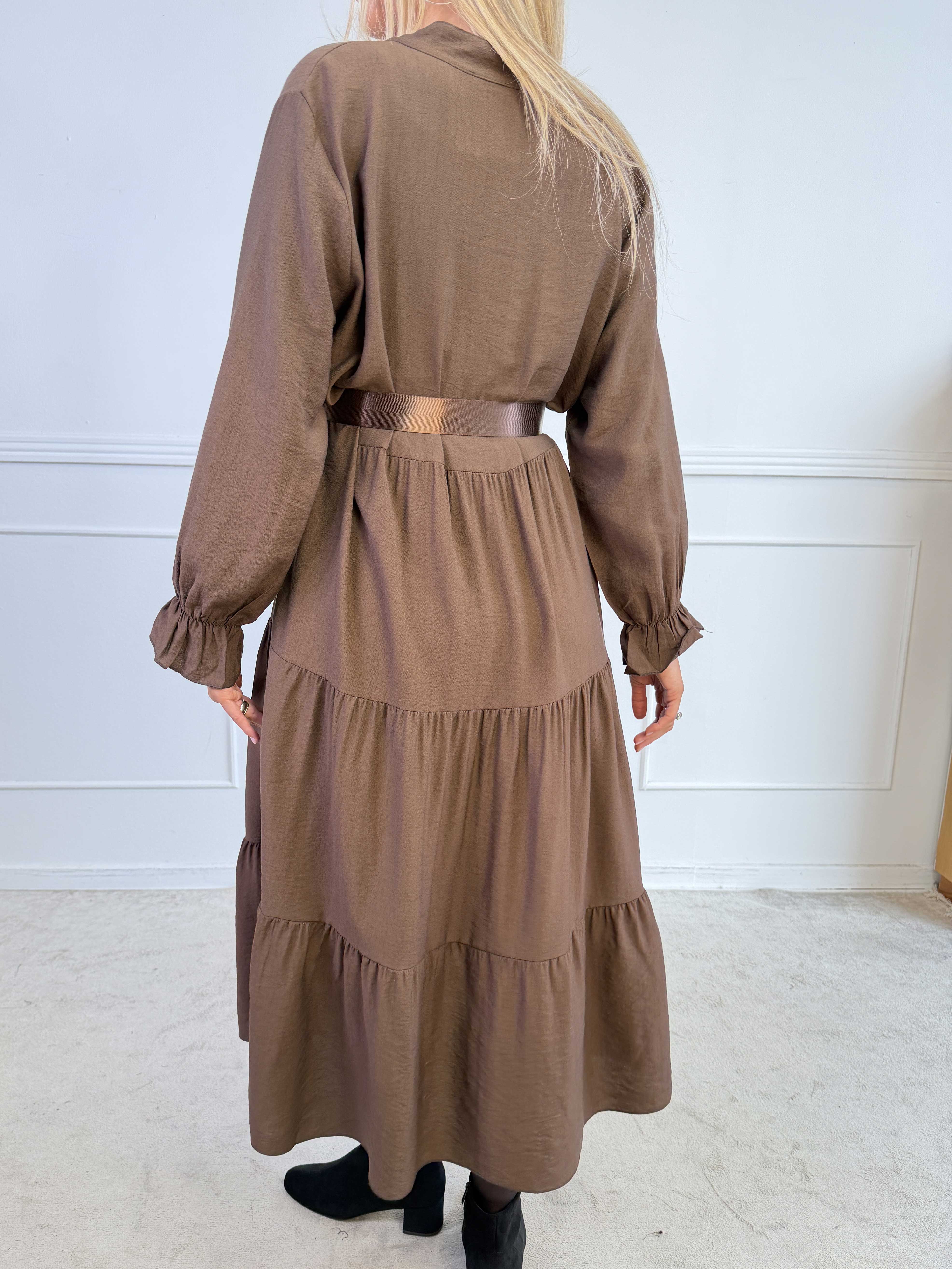 Clemence - Feminin kjole i viskose med fint lag-på-lag-look og knapper ved udskæringen