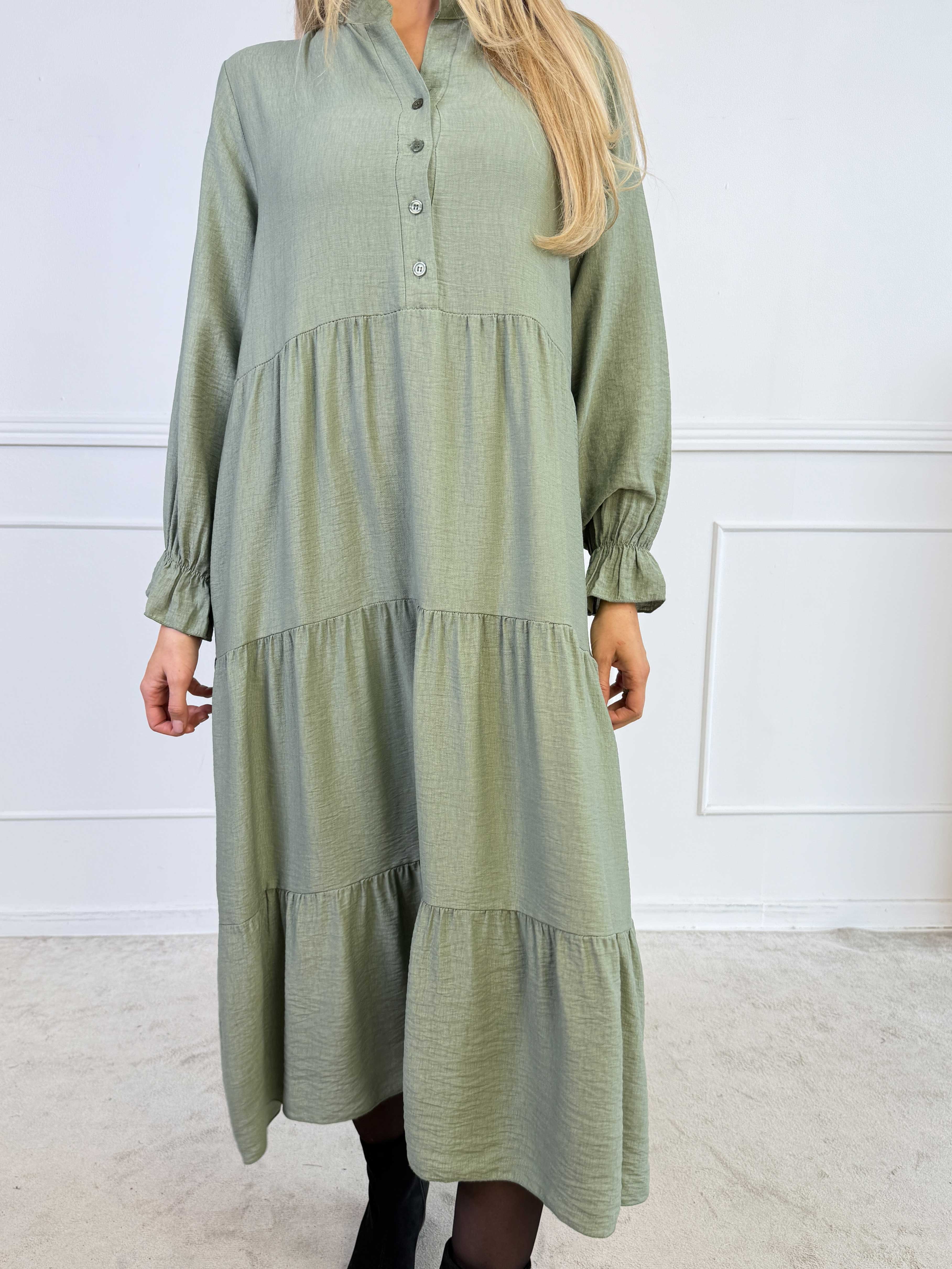 Clemence - Feminin kjole i viskose med fint lag-på-lag-look og knapper ved udskæringen