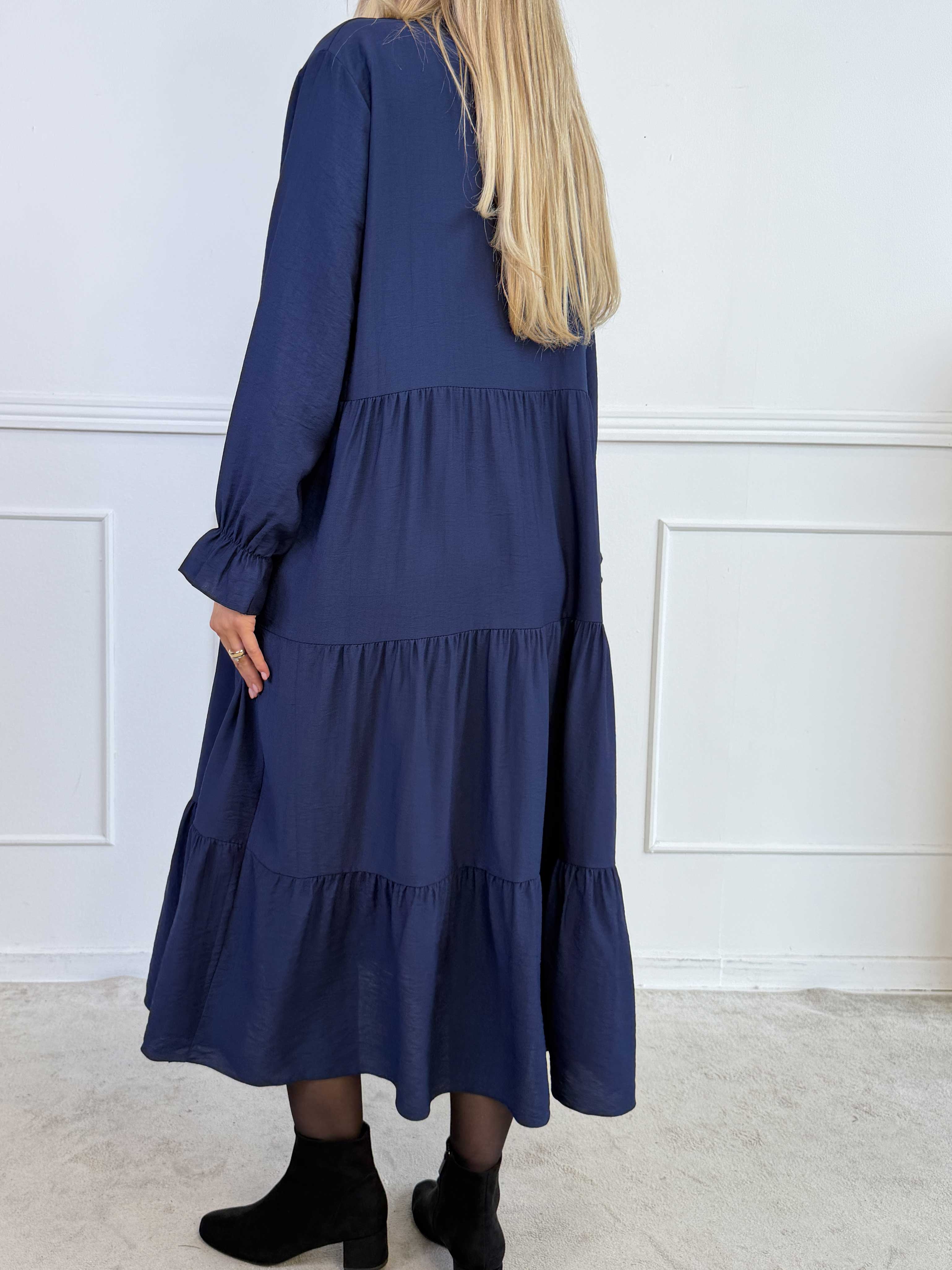 Clemence - Feminin kjole i viskose med fint lag-på-lag-look og knapper ved udskæringen