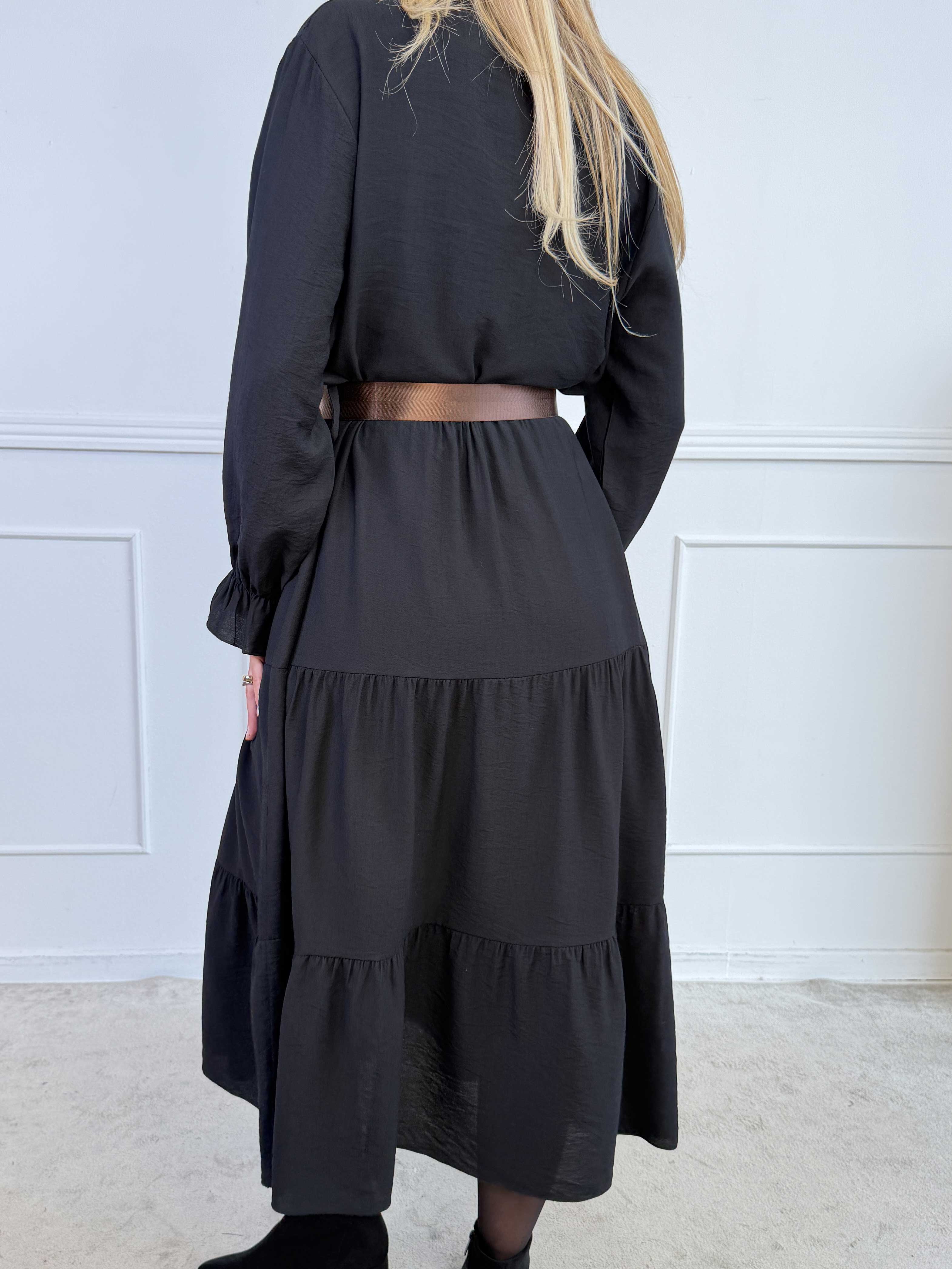 Clemence - Feminin kjole i viskose med fint lag-på-lag-look og knapper ved udskæringen