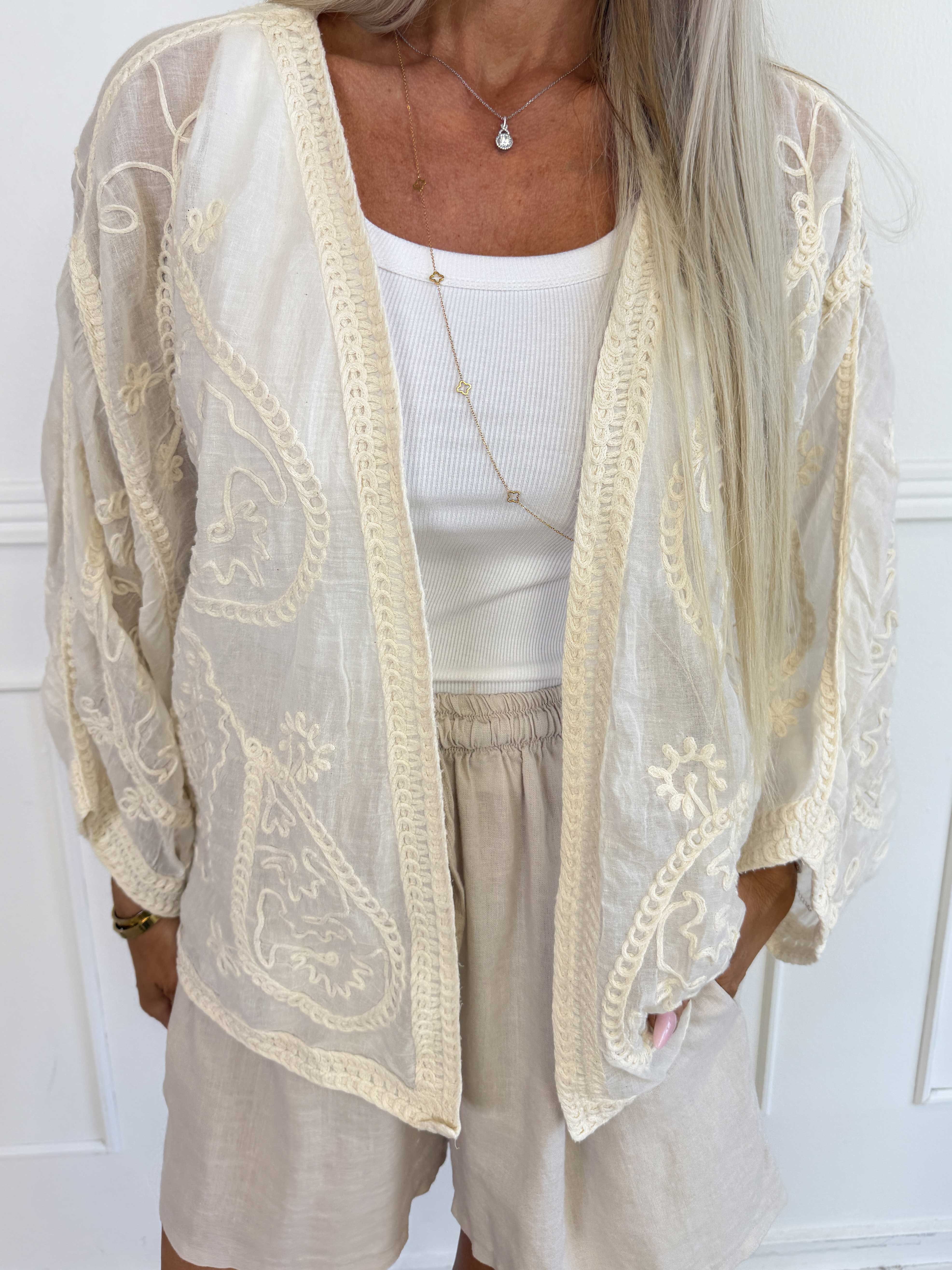 Cookie - Plus size cardigan i let bomuld med fine broderede detaljer
