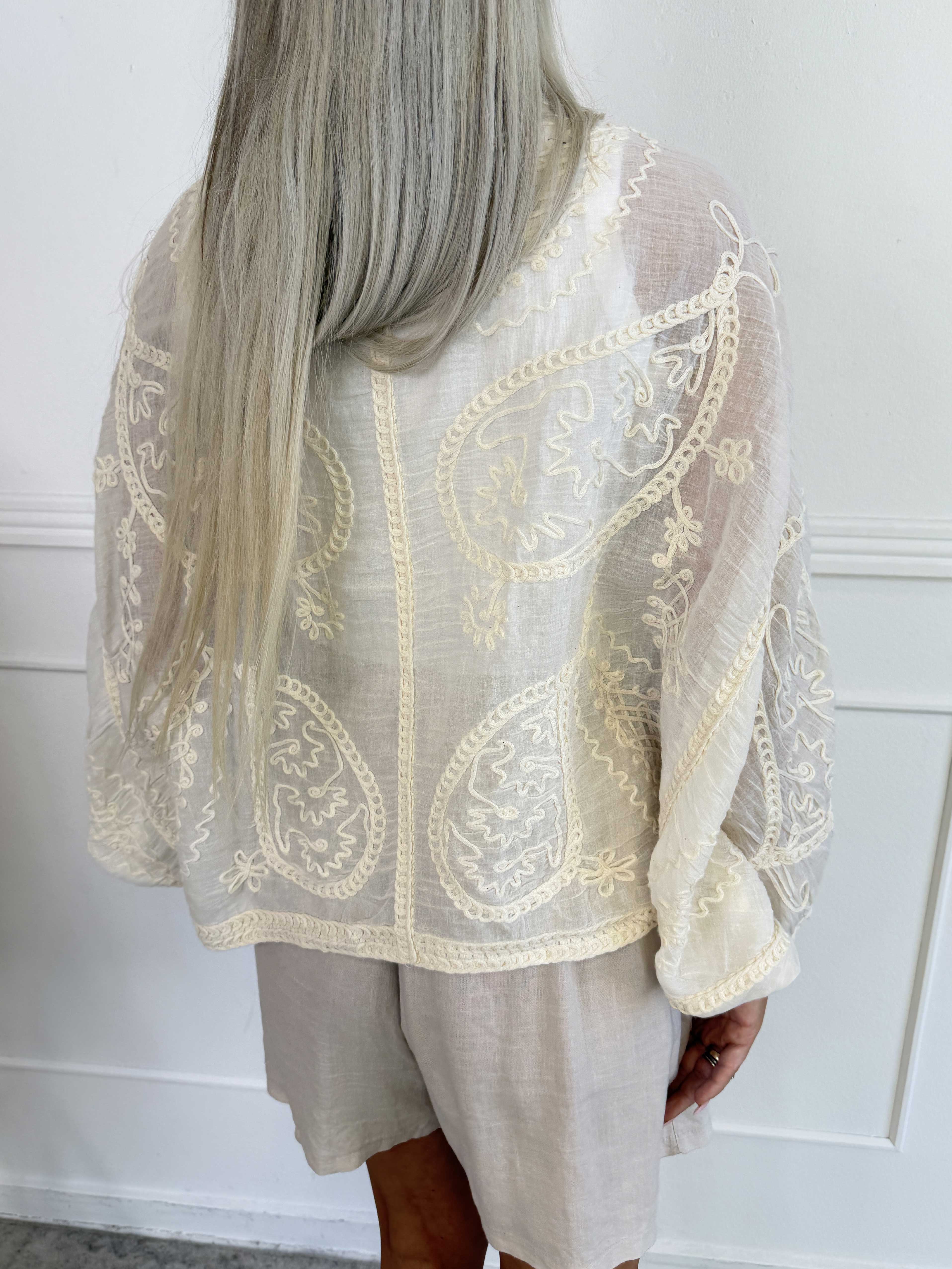 Cookie - Plus size cardigan i let bomuld med fine broderede detaljer