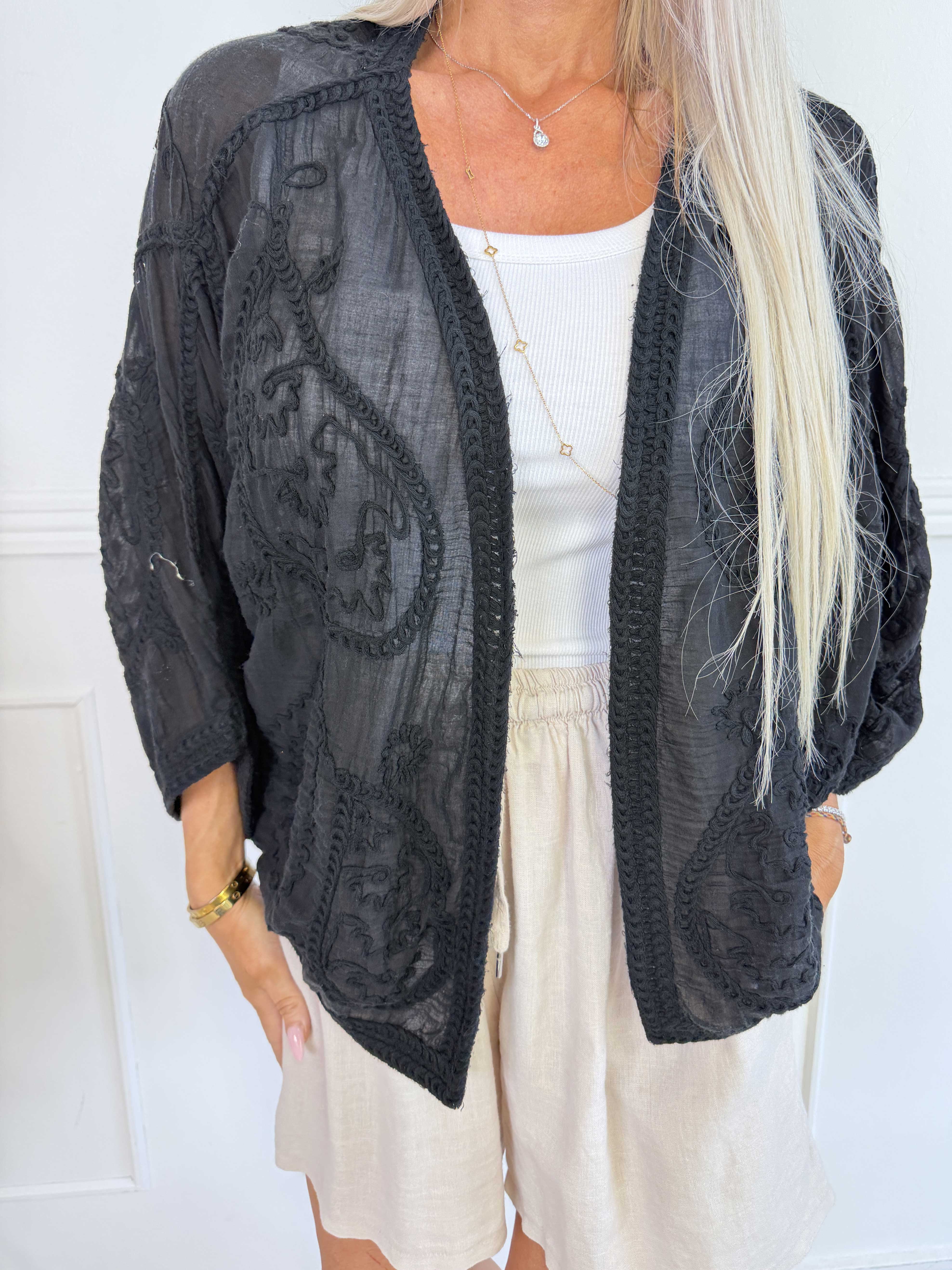 Cookie - Plus size cardigan i let bomuld med fine broderede detaljer